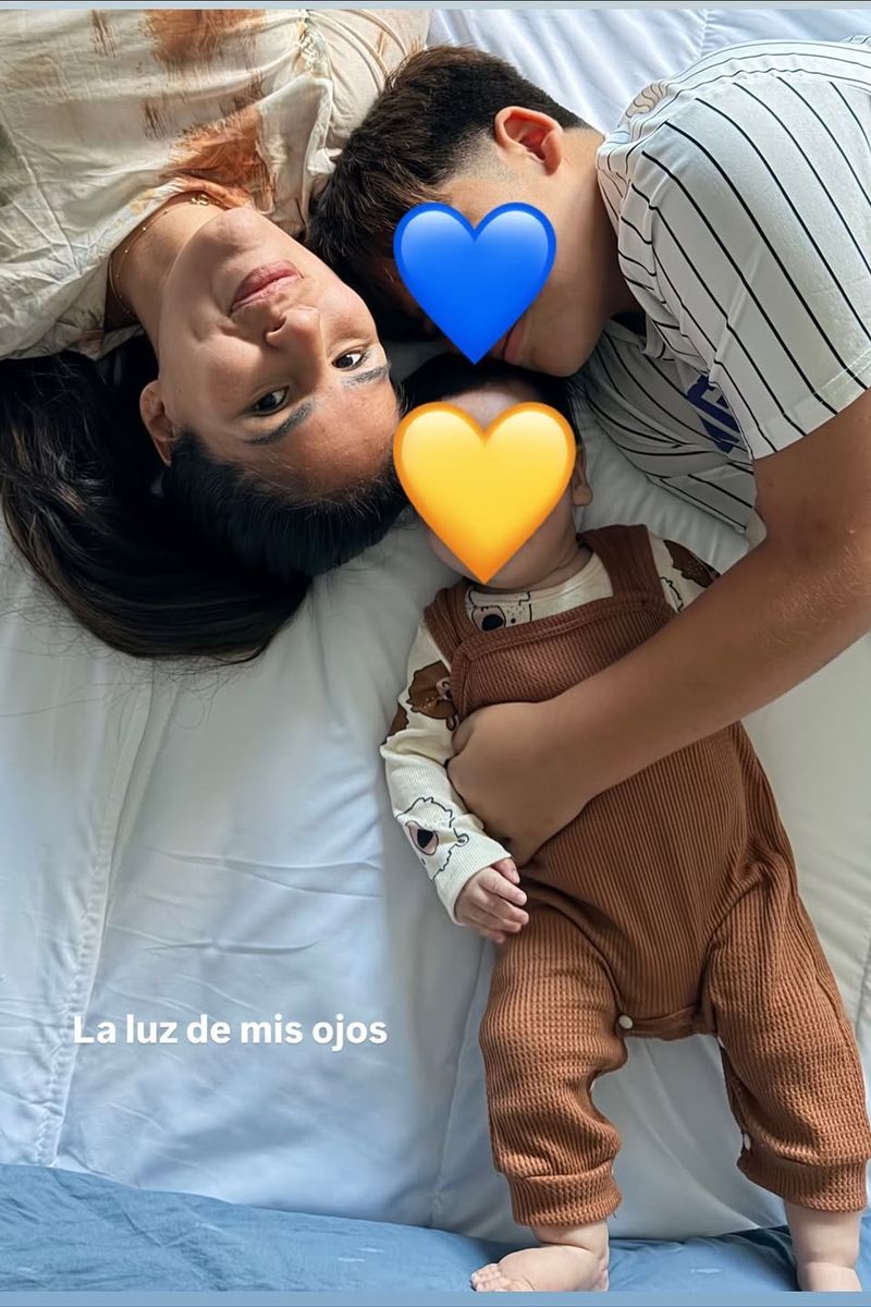 Isa Pantoja, en una imagen con sus dos hijos, Albert y Cairo, de once años y diez meses
