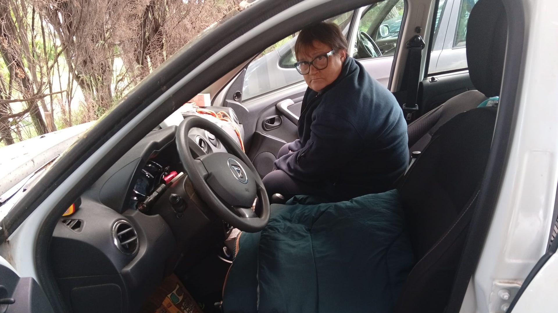 La pareja duerme en el coche en sacos de dormir