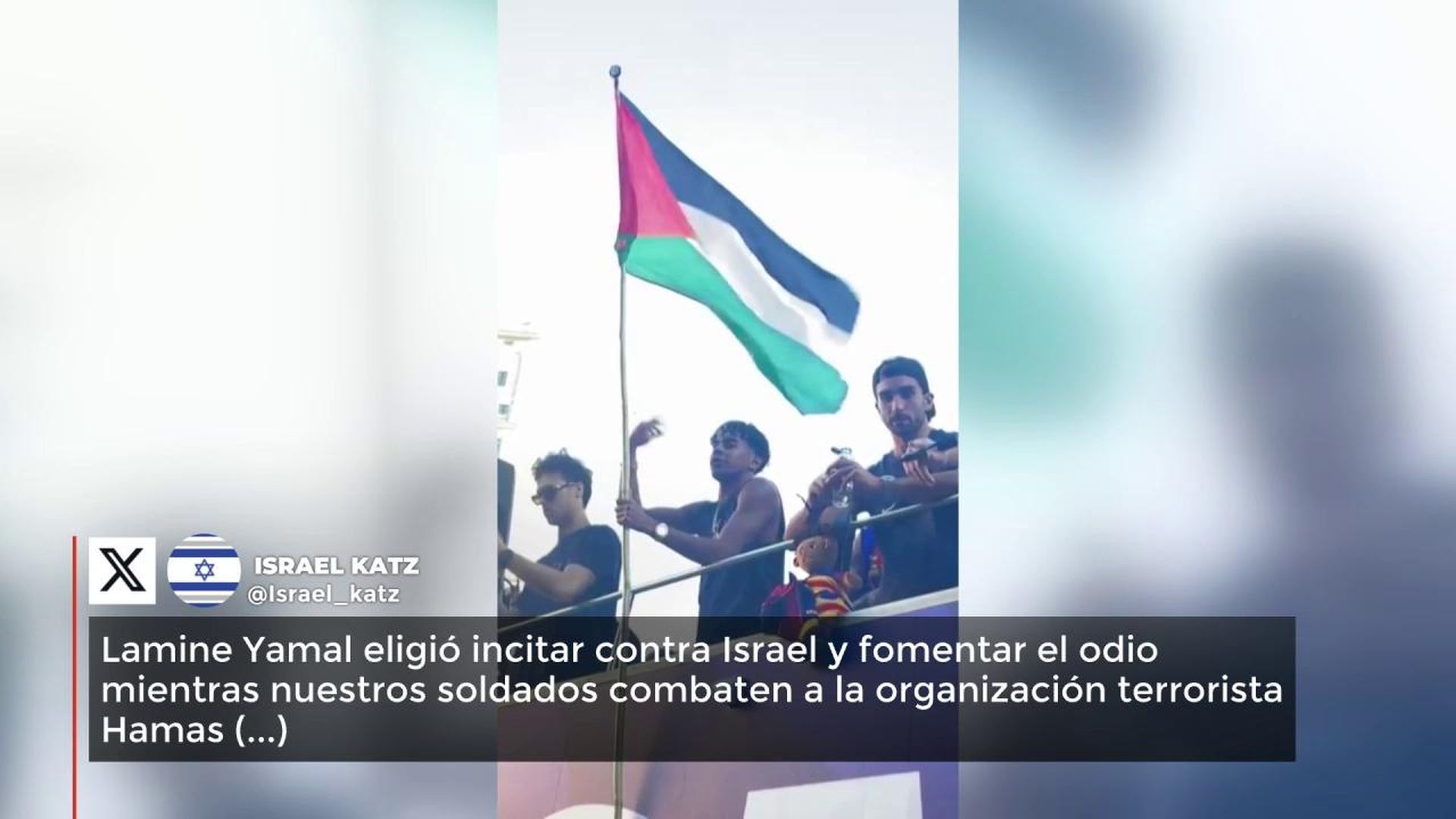 Lamine ondenando la bandera palestina durante la celebración del título de Liga del Barcelona