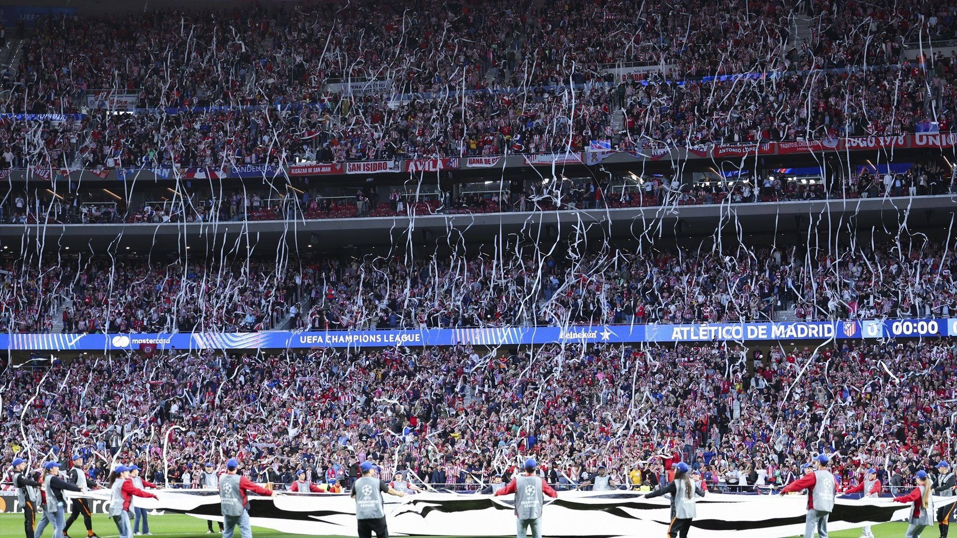 Lanzamiento de papel higiénico en el Metropolitano antes del partido frente al Arsenal Lanzamiento de papel higiénico en el Metropolitano antes del partido frente al Arsenal