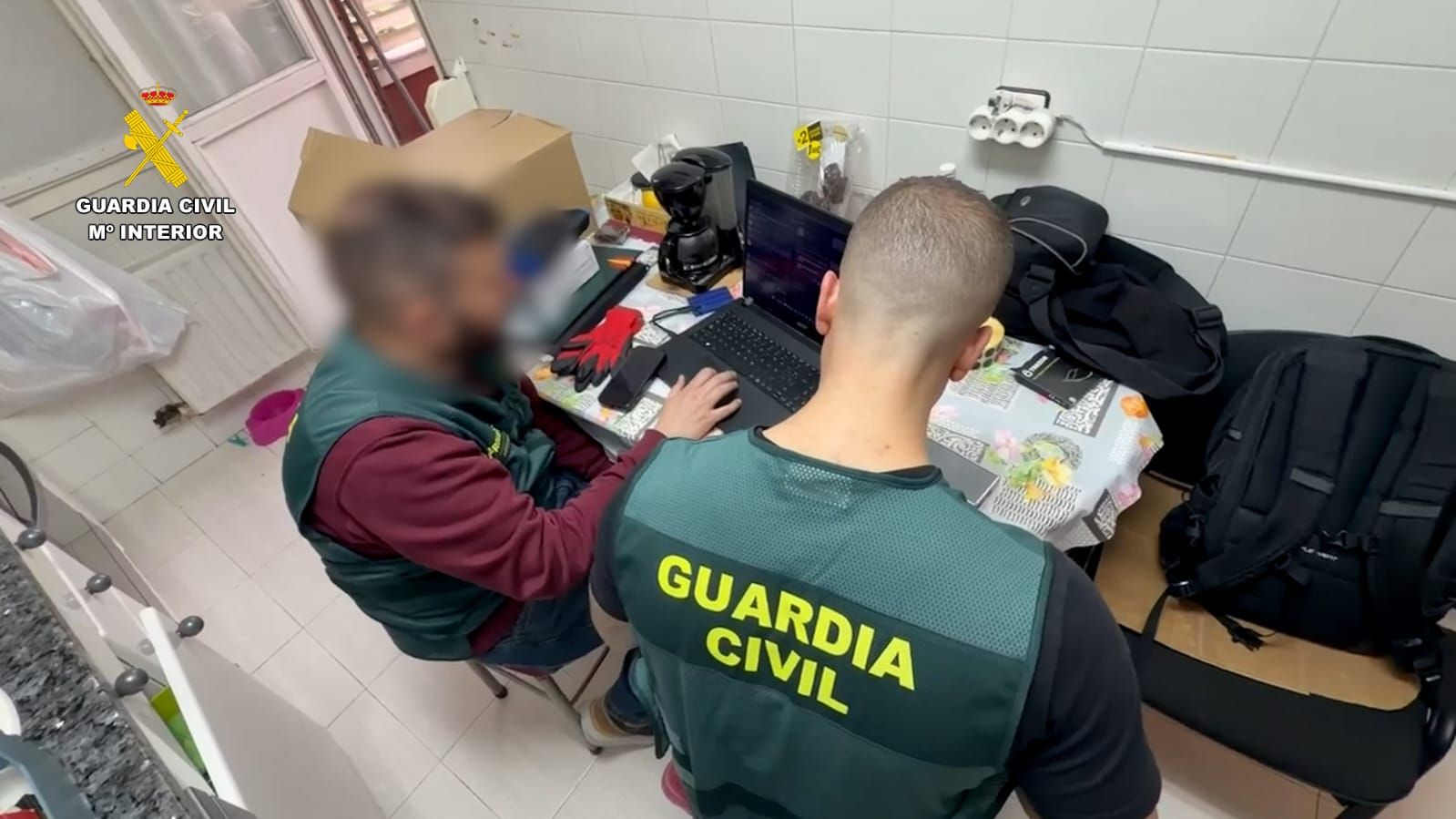 Los agentes registraron la vivienda durante horas