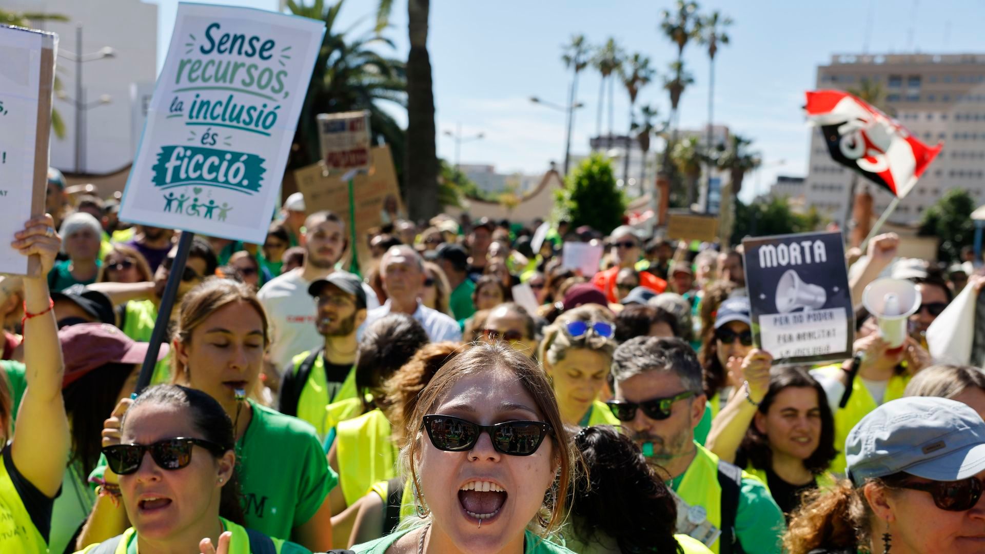 Los docentes, en pie de guerra por la mejora de salarios: "Vivimos con el sueldo mínimo, con un montón de niños y solo dos manos" Los docentes, en pie de guerra por la mejora de salarios: "Vivimos con el sueldo mínimo, con un montón de niños y solo dos manos"
