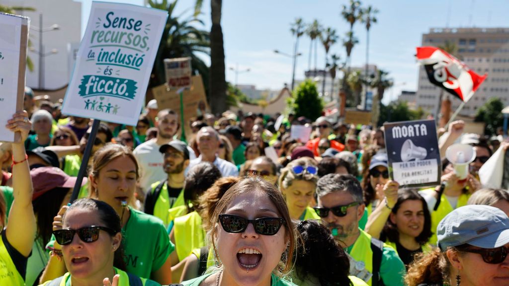Los docentes, en pie de guerra por la mejora de salarios: "Vivimos con el sueldo mínimo, con un montón de niños y solo dos manos"