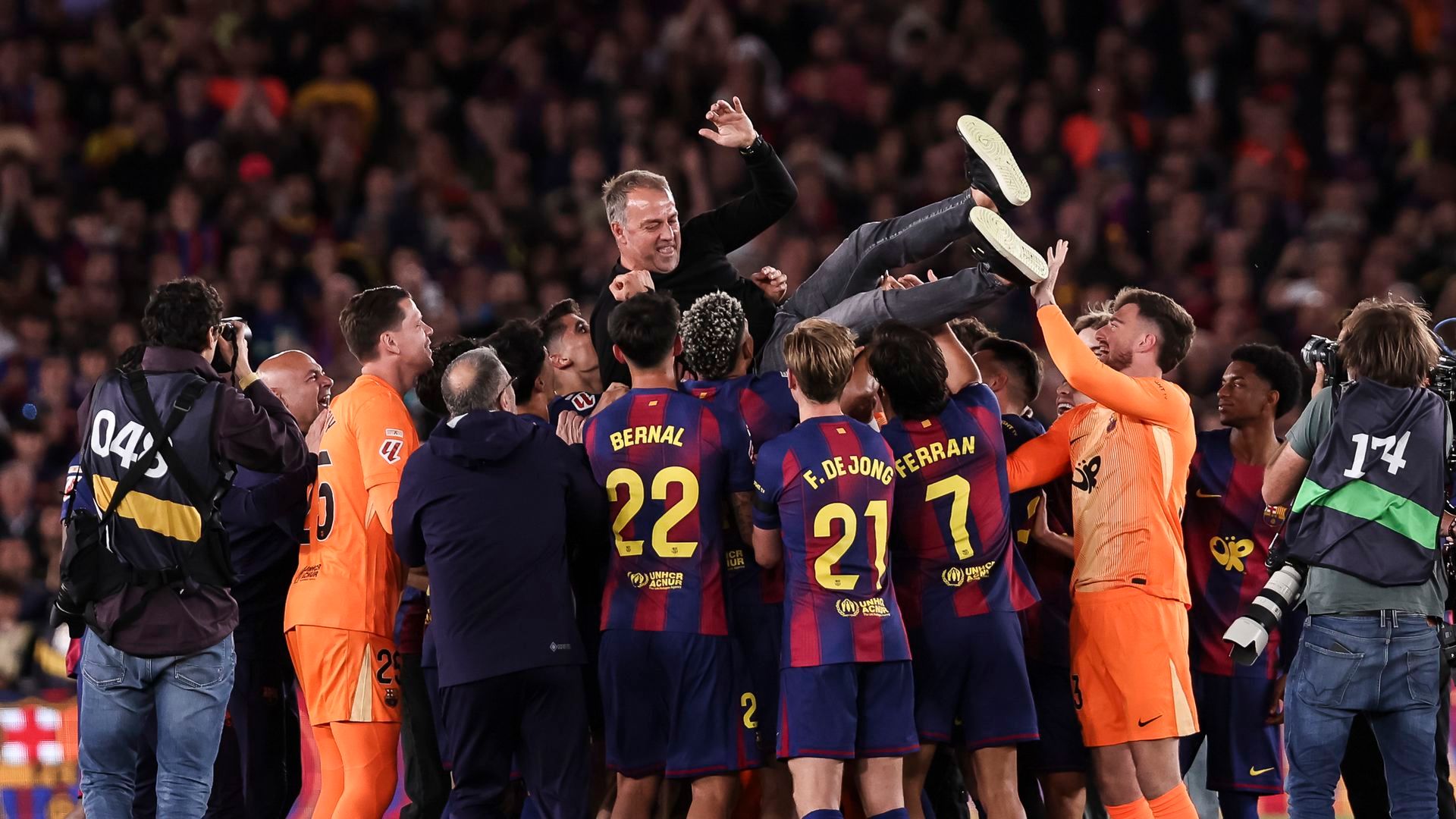 Los jugadores del Barcelona manteando a Hansi Flick