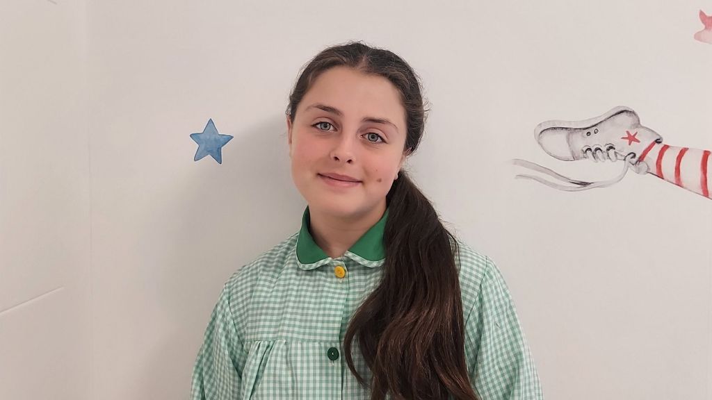 Nora, la niña de Bilbao que rompe barreras y pide que la lengua de signos se enseñe en los colegios: "Los niños aprenden rápido"