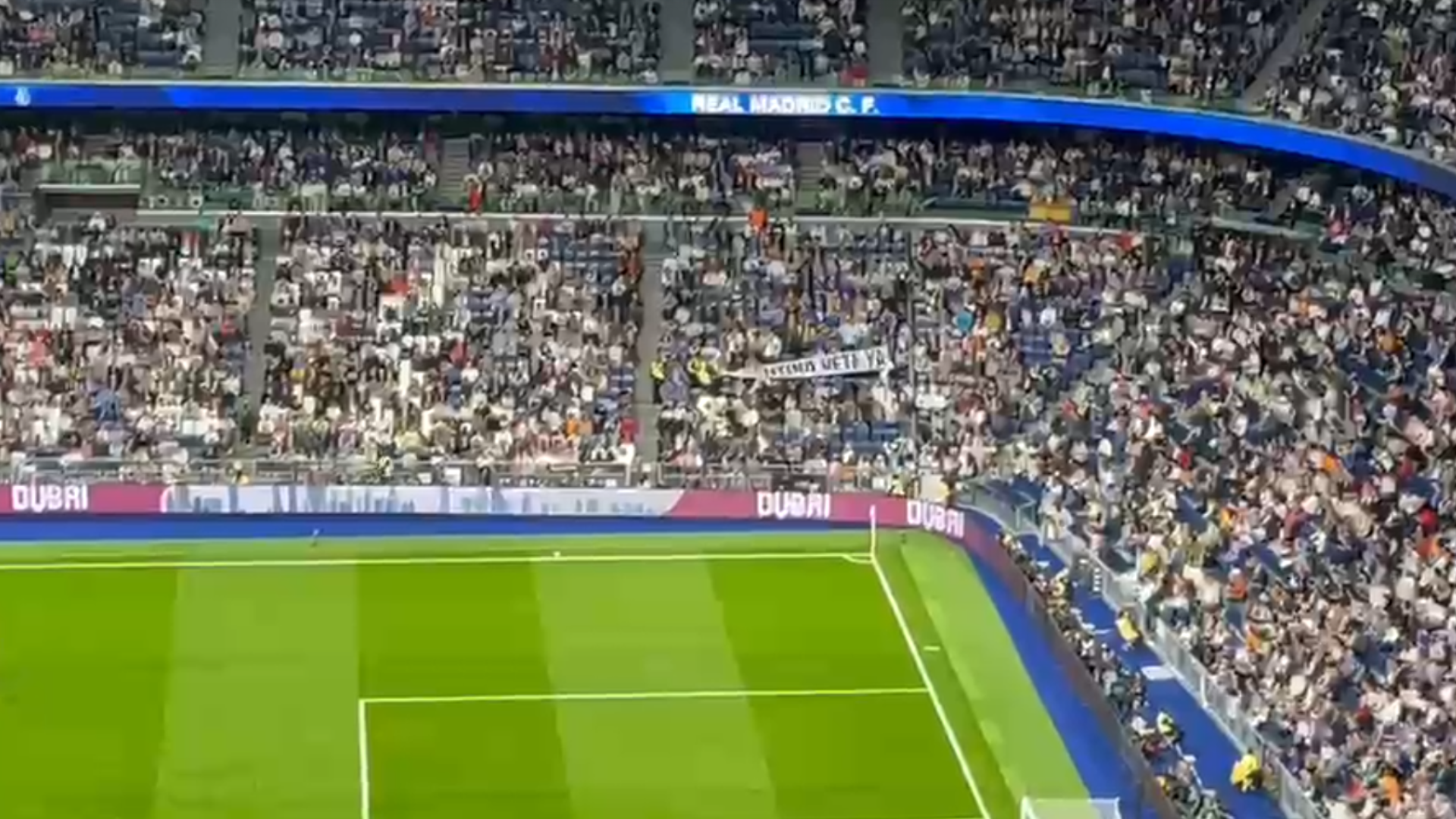 Pancarta contra Florentino Pérez durante el Real Madrid-Oviedo