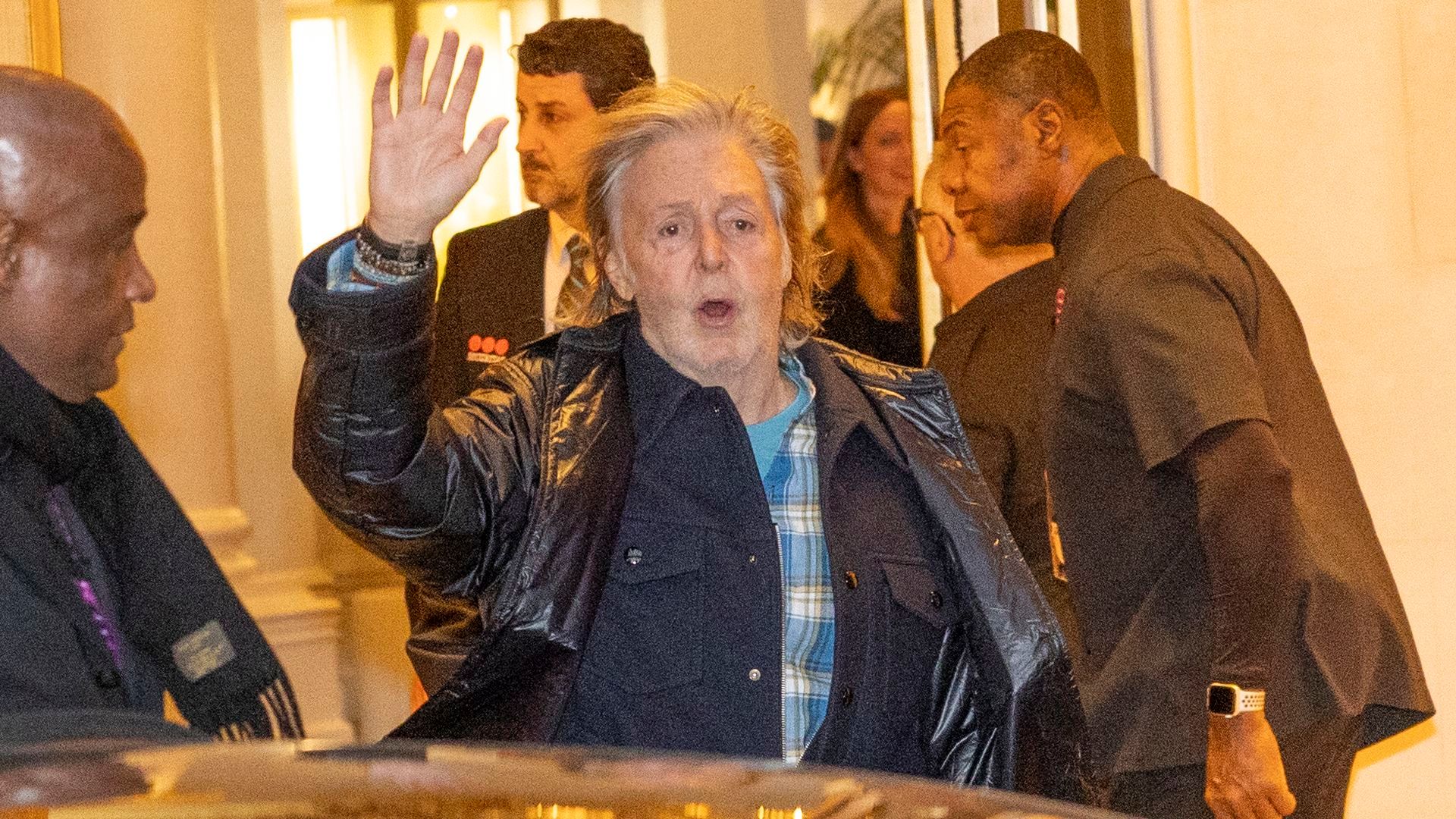Paul McCartney saluda a sus fans a la salida del Hotel Ritz, en una visita a Madrid en 2024 Paul McCartney saluda a sus fans a la salida del Hotel Ritz, en una visita a Madrid en 2024