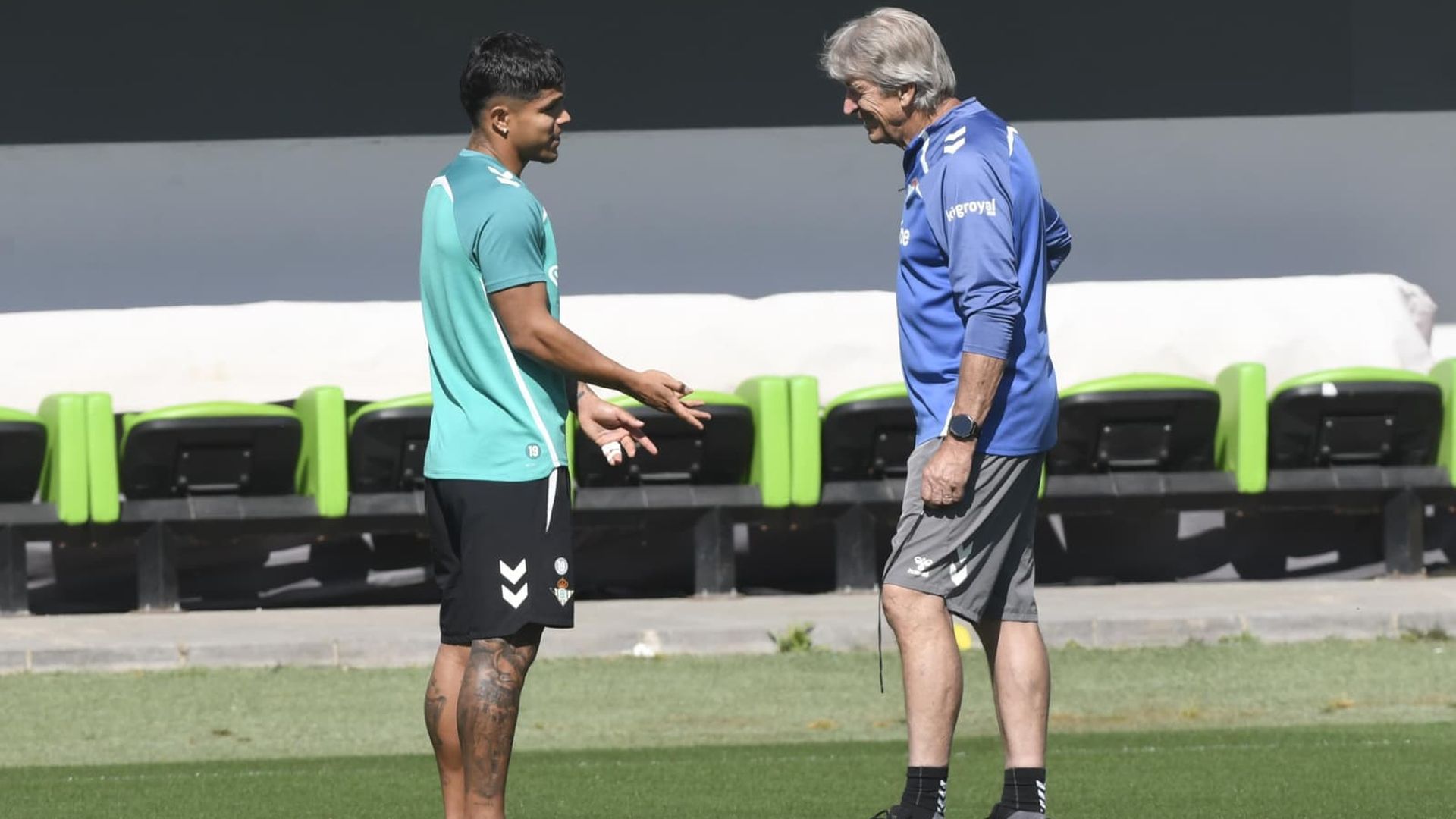 Pellegrini habla con Cucho Hernández en el entrenamiento del Betis de este jueves