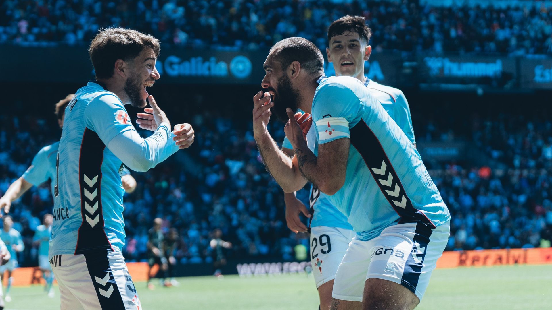Sergio Carreira celebrando un gol con Borja Iglesias Sergio Carreira celebrando un gol con Borja Iglesias
