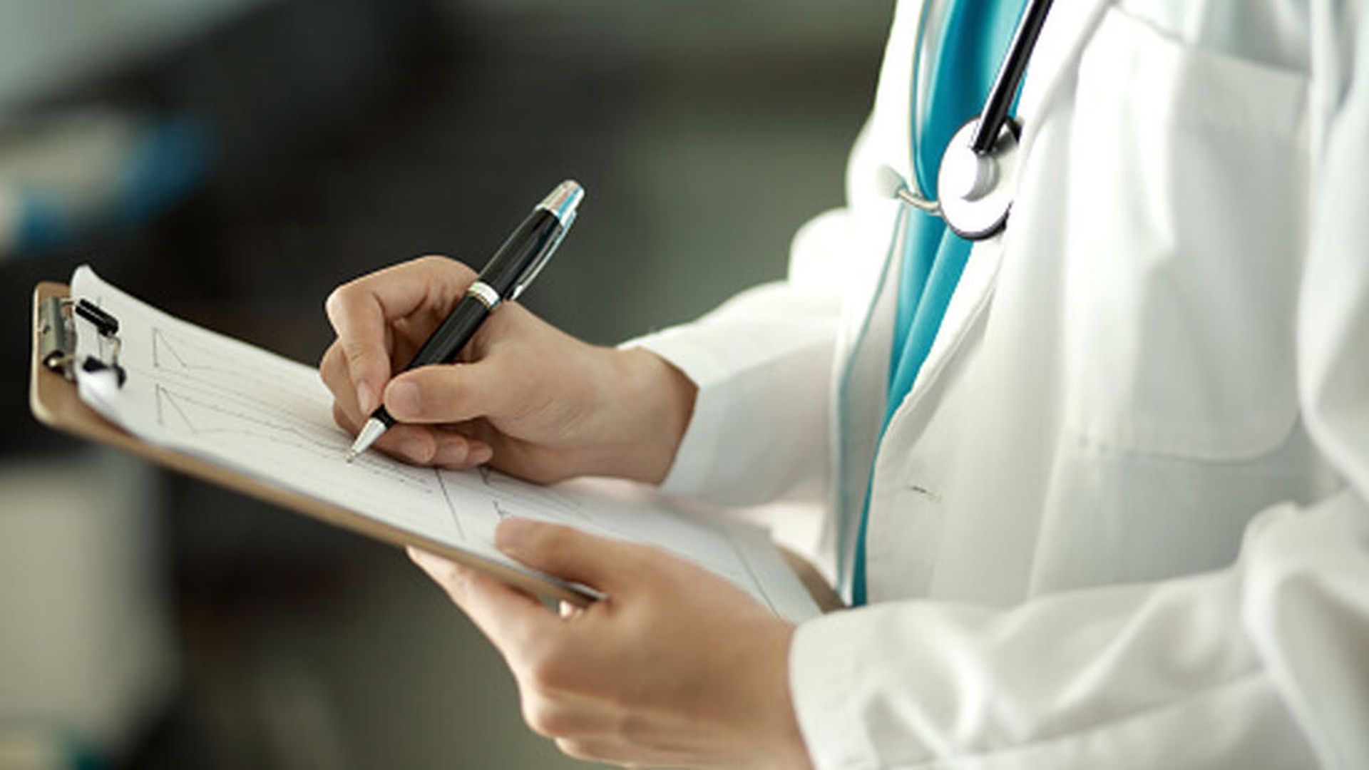 Un hombre con coronavirus finge ser médico en un centro para personas en cuarentena y da el alta a varios pacientes Un hombre con coronavirus finge ser médico en un centro para personas en cuarentena y da el alta a varios pacientes