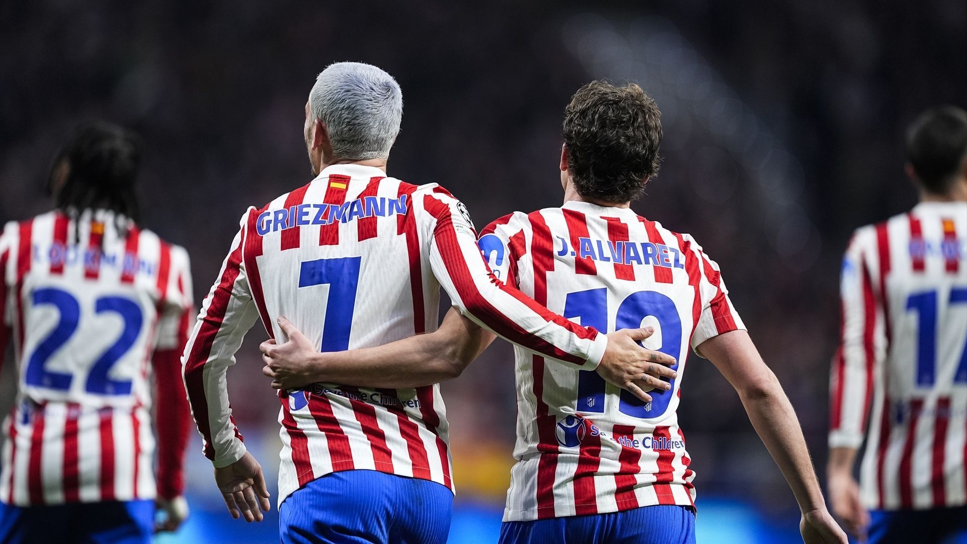 Antoine Griezmann y Julián Álvarez celebran un gol del Atlético de Madrid