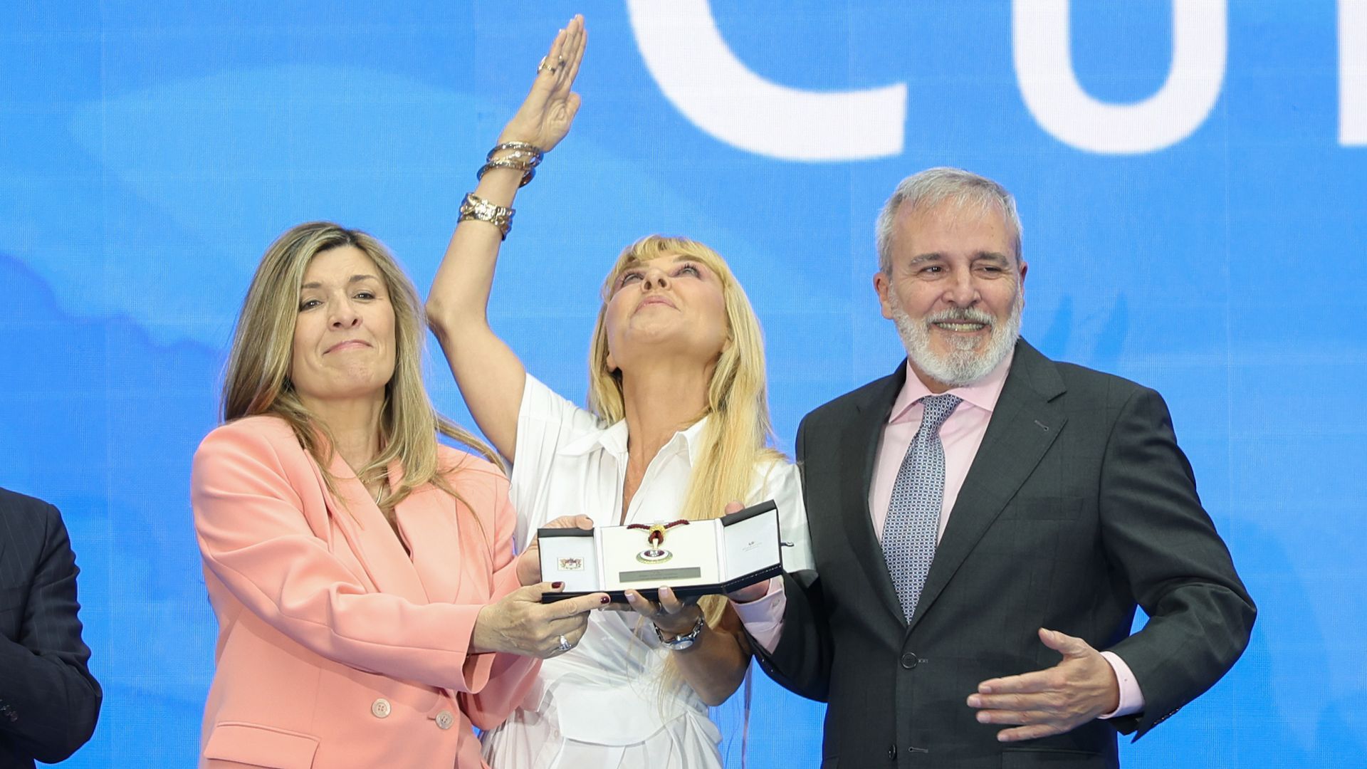 Cayetana Guillén Cuervo con sus hermanos en la entrega de medallas de Madrid