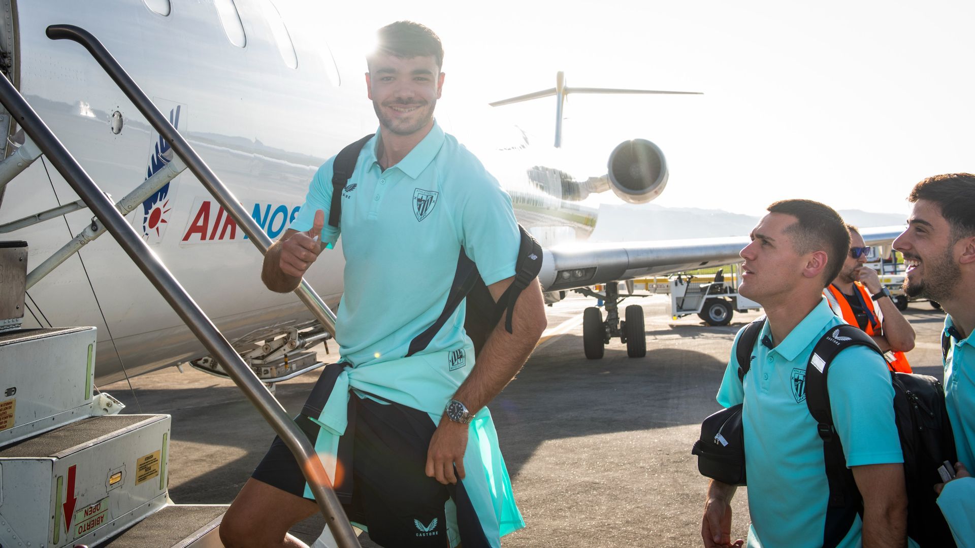 El central Unai Egiluz sube al avión del equipo para un partido