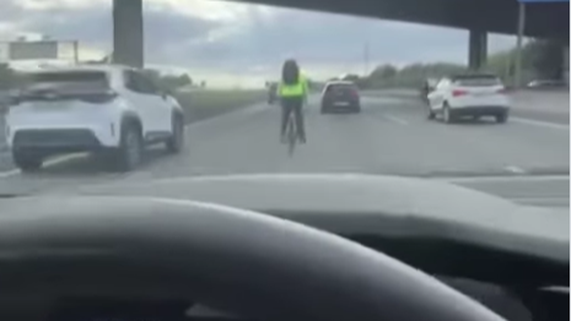 El ciclista circuló por los carriles centrales de la autopista