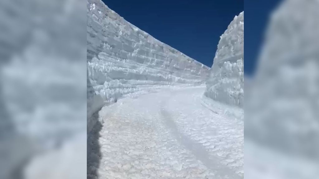 Muros de nieve de hasta seis metros cubren la carretera al Veleta en Sierra Nevada, Granada. Tema hecho!