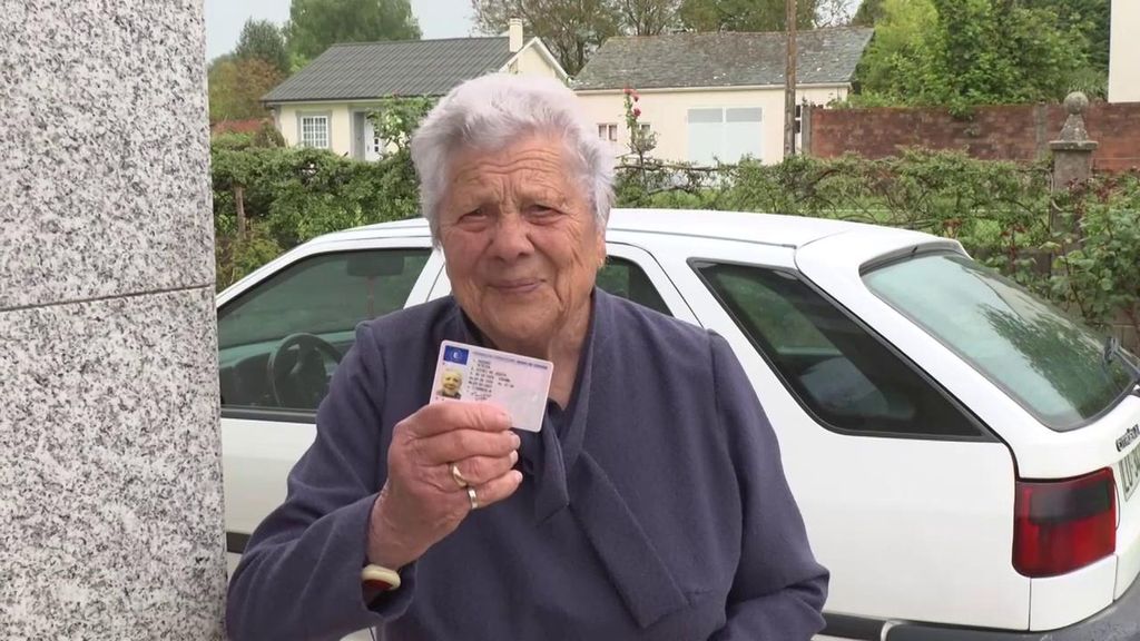 Nieves, la mujer de 101 años que se acaba de renovar el carné de conducir:  "El coche es más que una persona a mi lado"