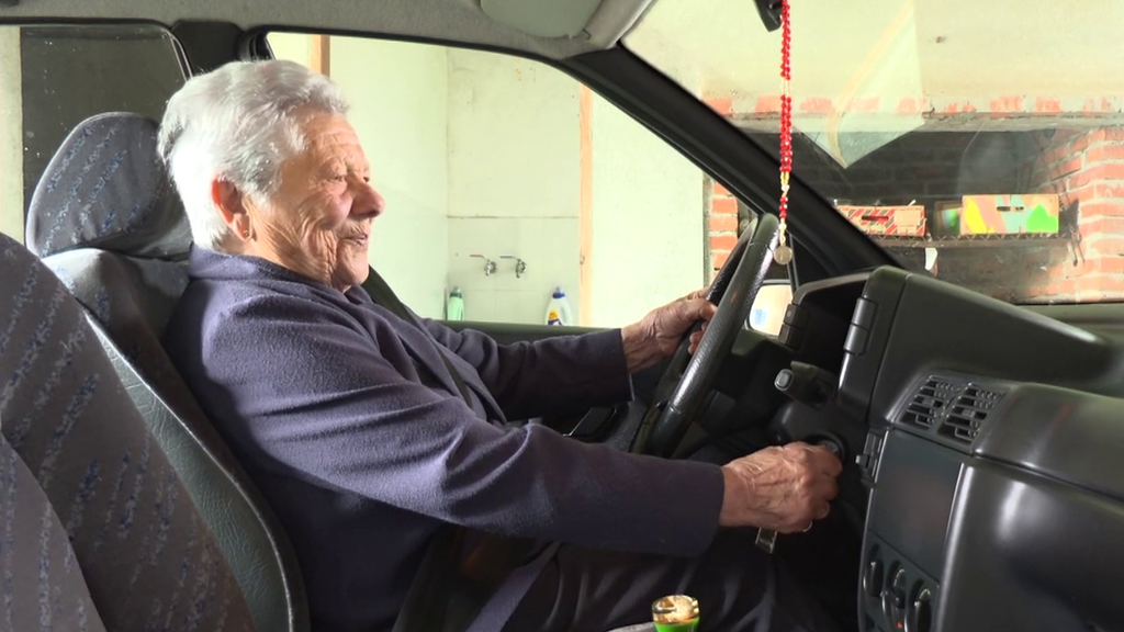 Nieves, mujer de 101 años que sigue conduciendo y con el carnet recién renovado: “El día que me quede sin coche o que no me lo renueven más… prefiero morir”