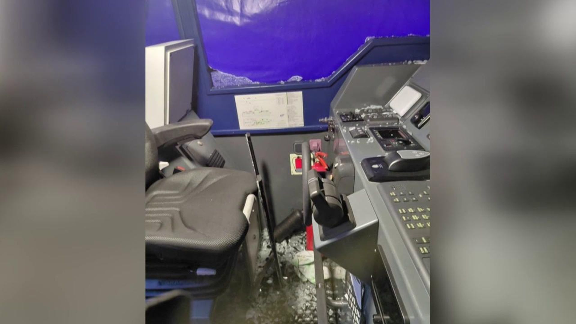 Una narcolancha embiste a una patrullera de Aduanas durante una persecución en Almería: así ha quedado tras el impacto
