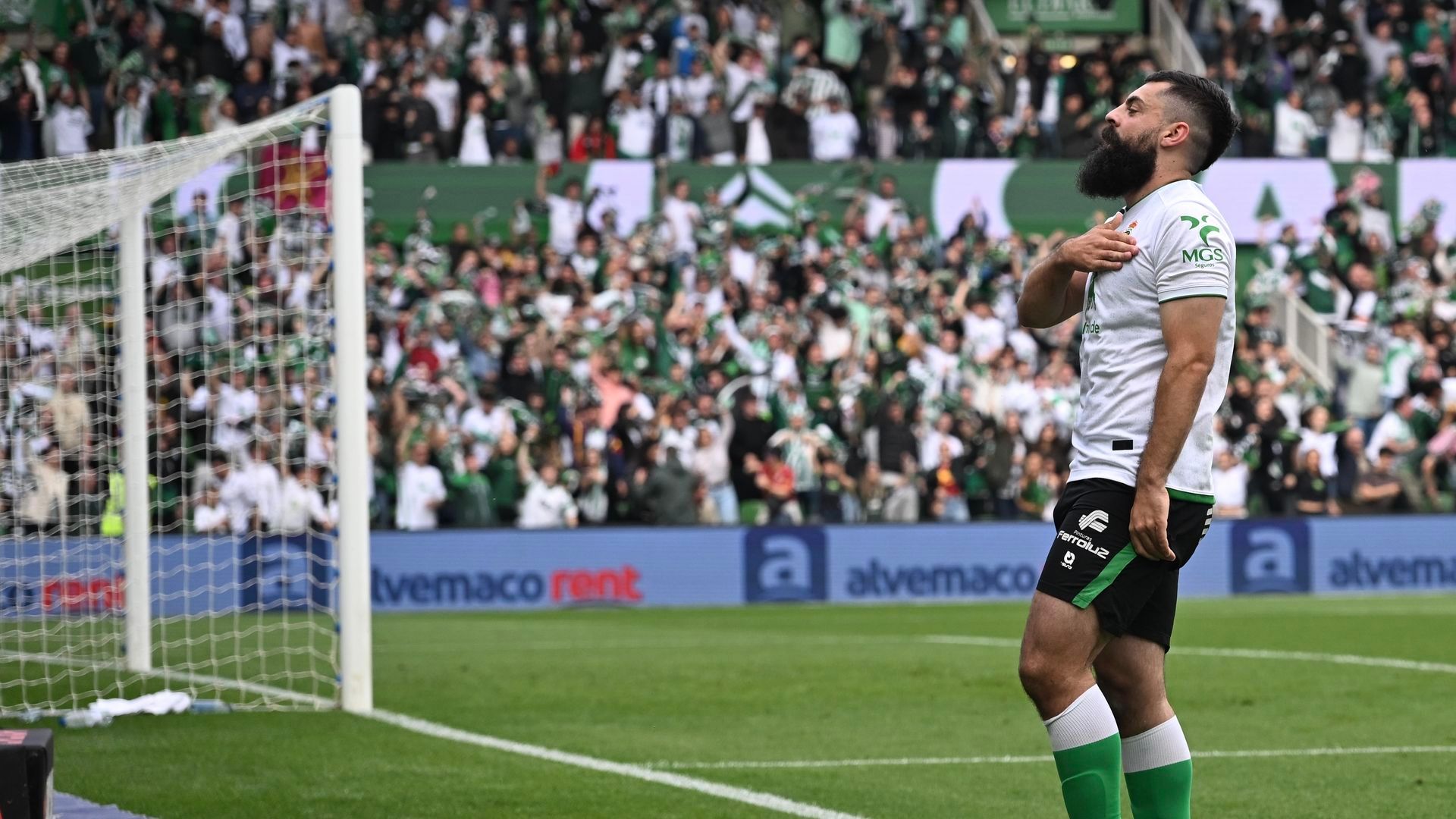 Asier Villalibre celebra su gol en el Racing-Real Valladolid