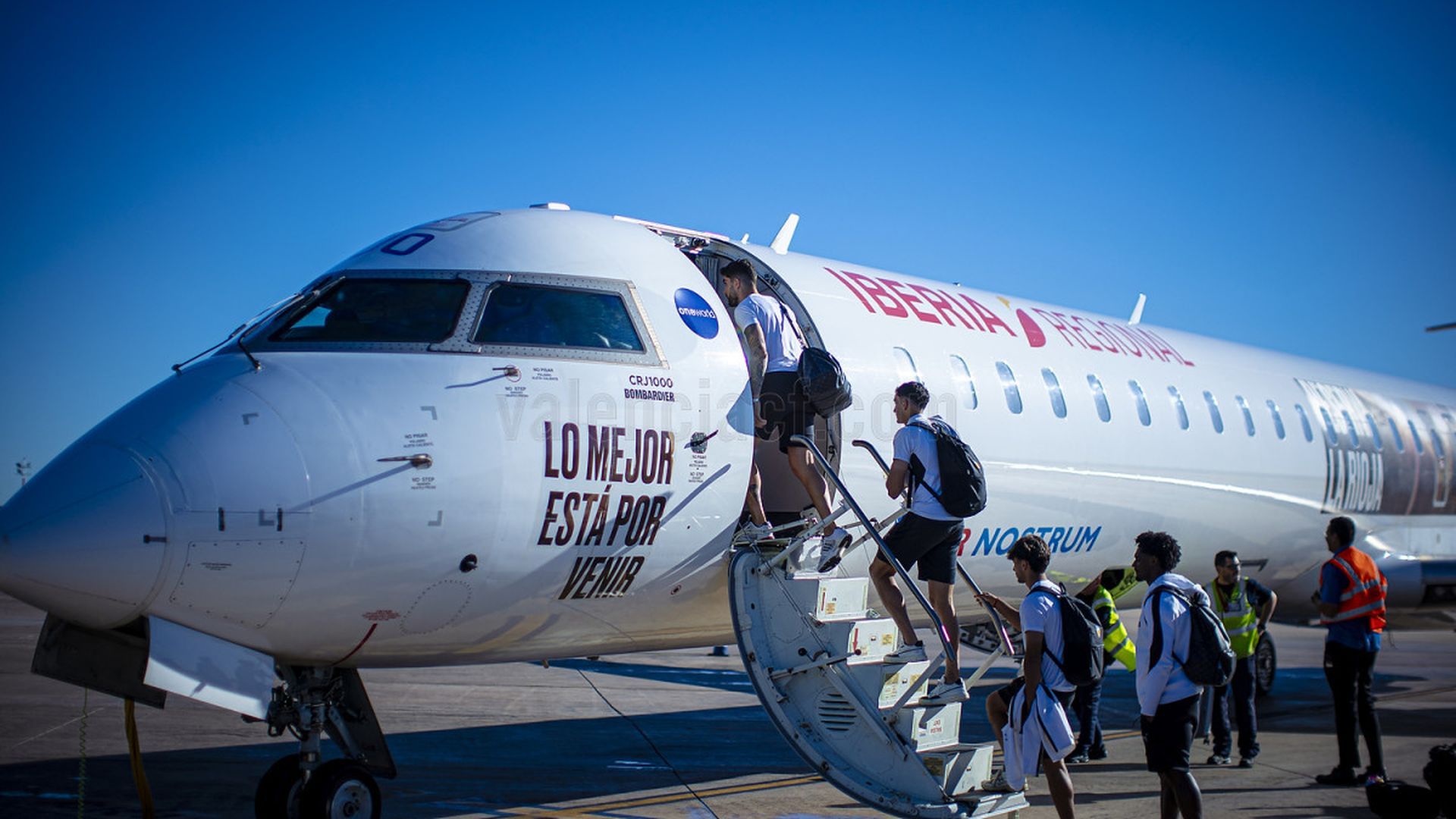 Convocatoria del Valencia CF en avión con Gayà