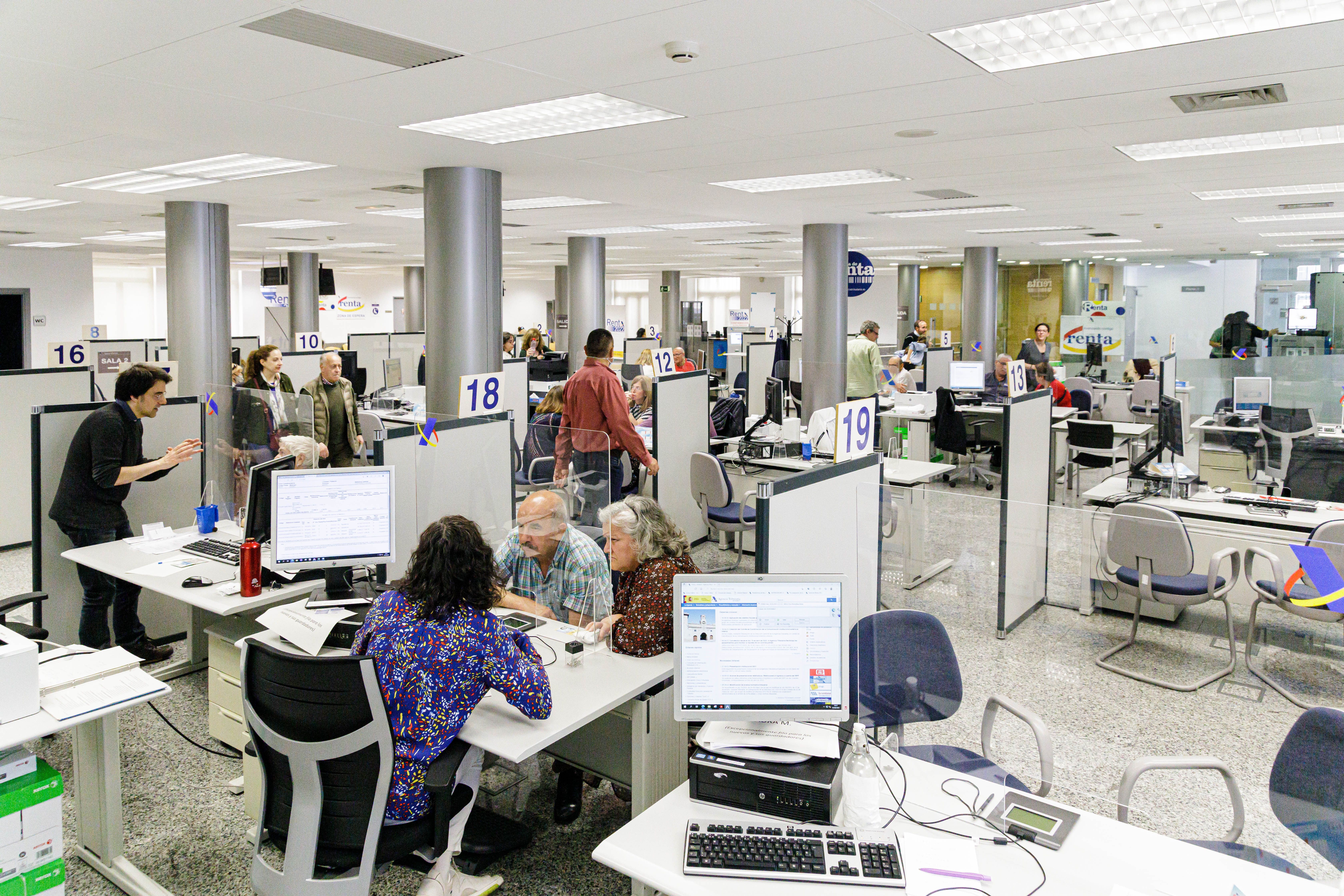 Funcionarios de Hacienda atendiendo a ciudadanos