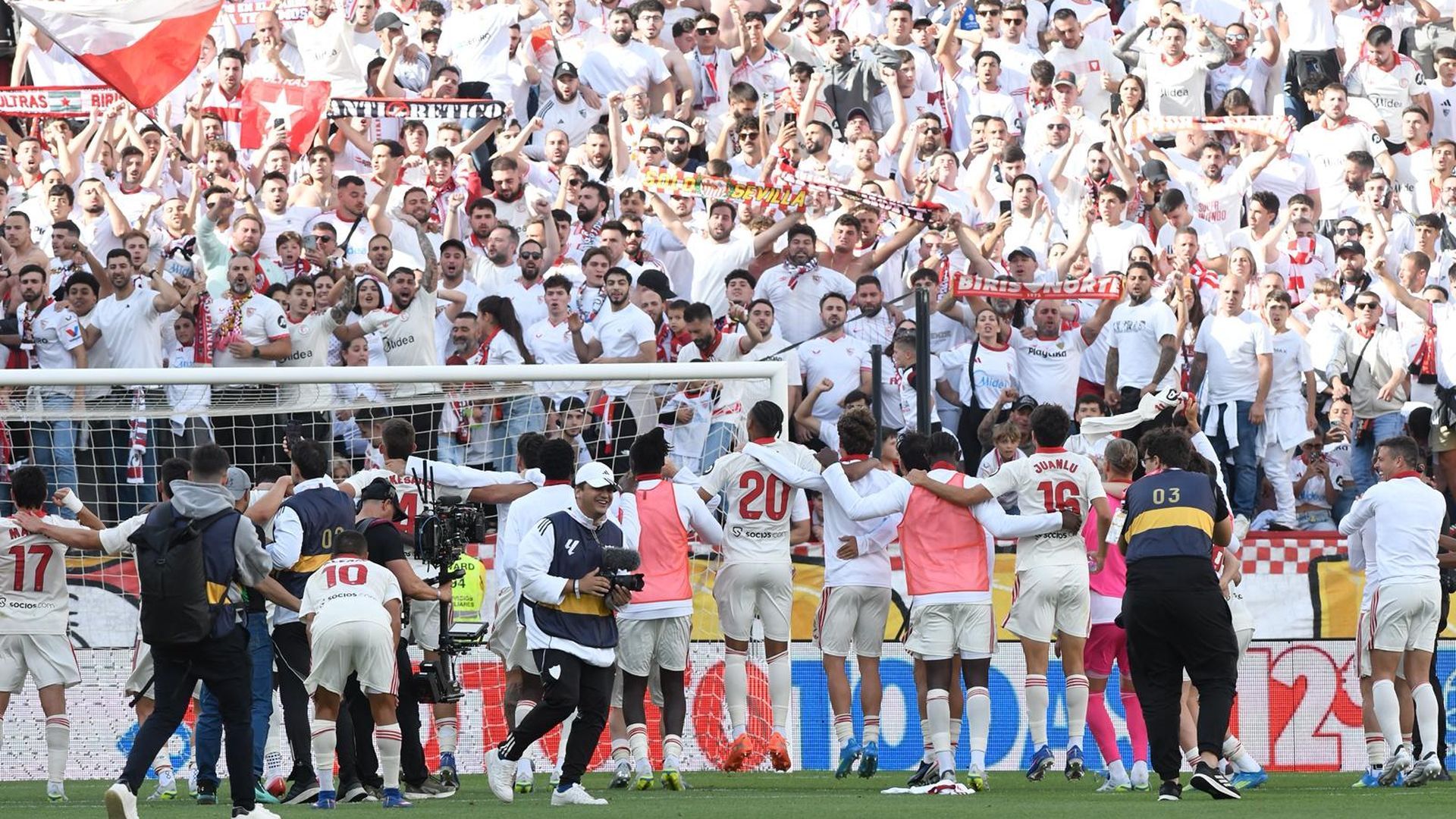 Los jugadores del Sevilla celebran su victoria sobre el Espanyol Los jugadores del Sevilla celebran su victoria sobre el Espanyol