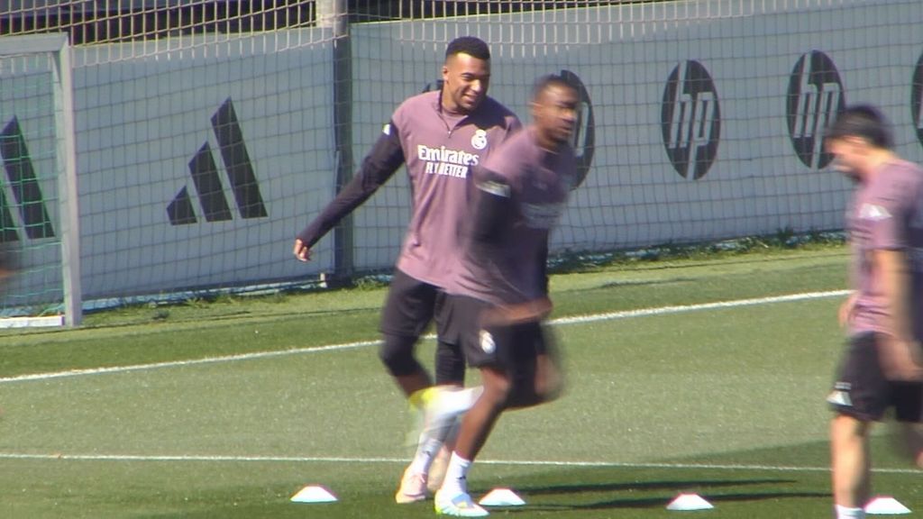 Mbappé sonríe ante las risas y atenta mirada de Arbeloa