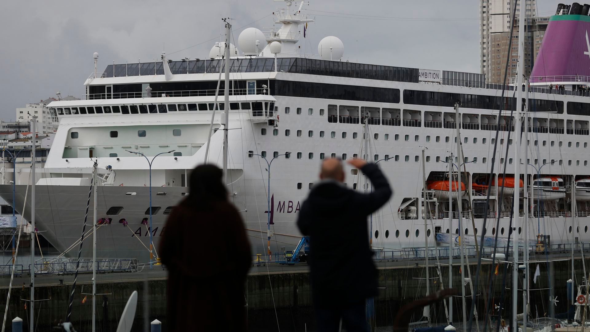 Sanidad Exterior autoriza el desembarque en A Coruña del crucero Ambition, con 21 personas aisladas por gastroenteritis Sanidad Exterior autoriza el desembarque en A Coruña del crucero Ambition, con 21 personas aisladas por gastroenteritis