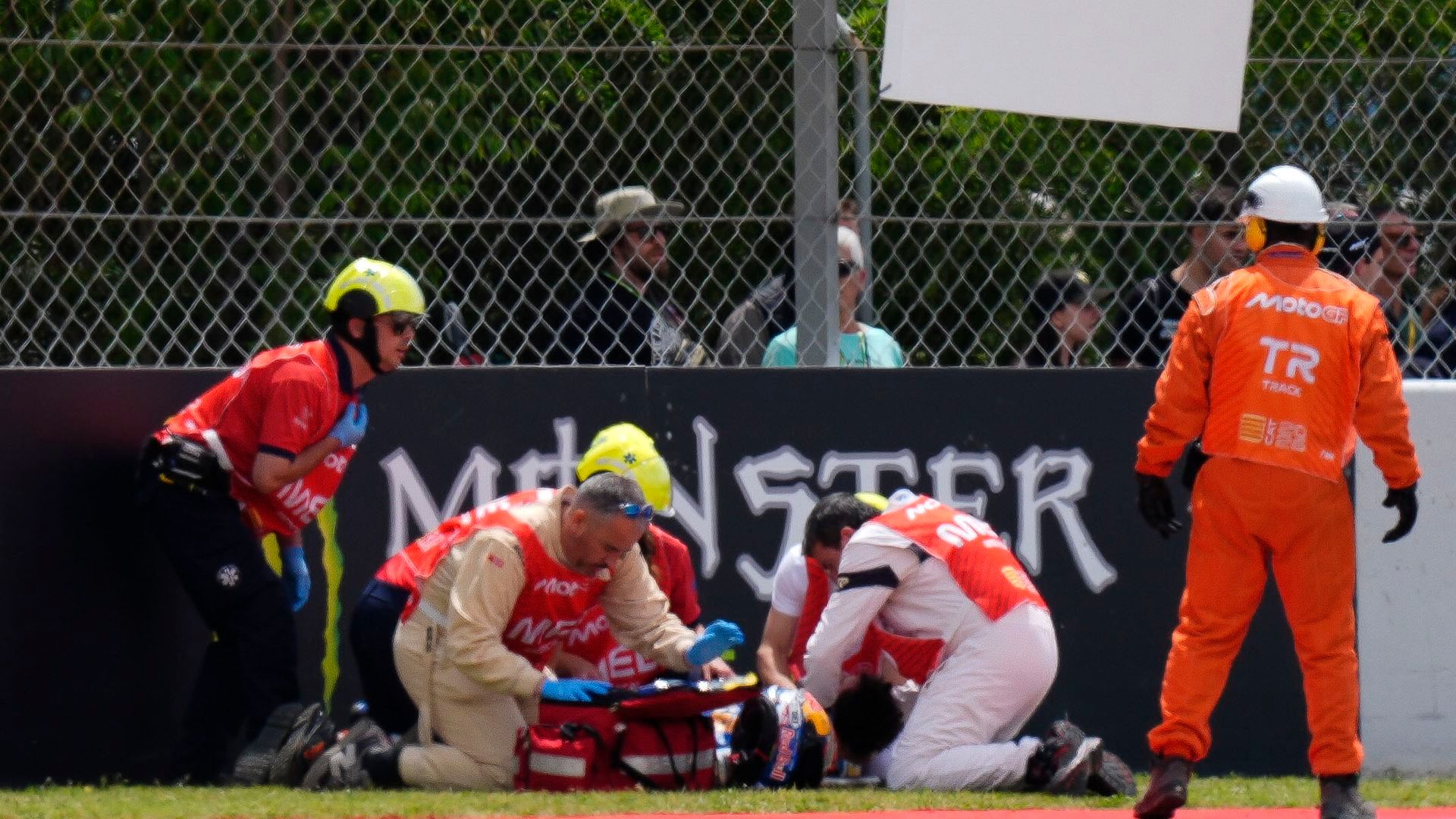 Álex Márquez sufre una brutal caída en el Gran Premio de Catalunya de Moto GP: ha sido evacuado al hospital