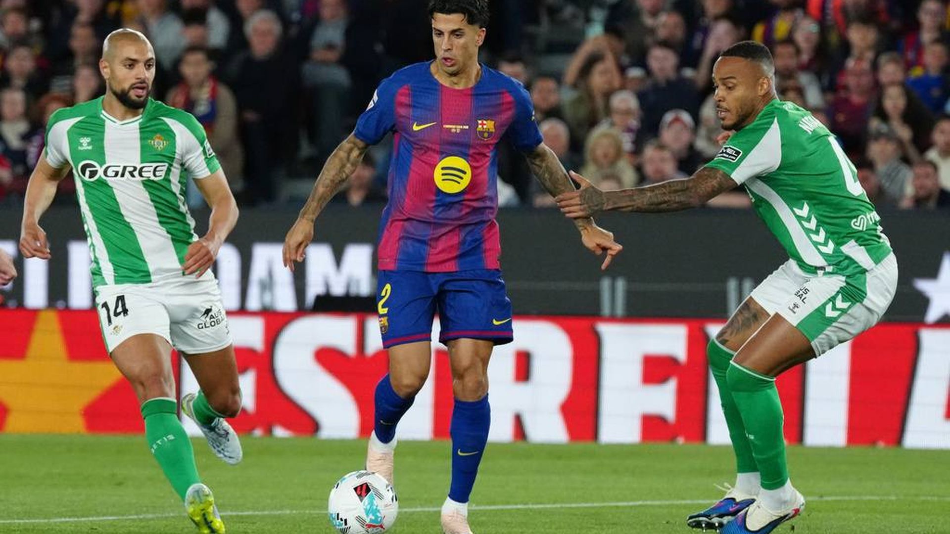 Cancelo, en una jugada del Barcelona-Betis
