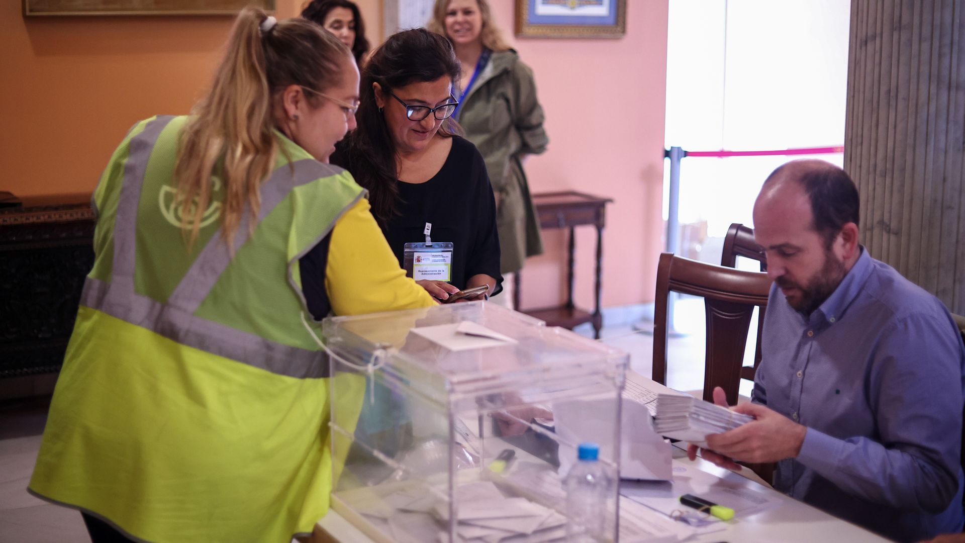 Constituidas el 95,7% de las mesas electorales en Andalucía a las 09.00 horas