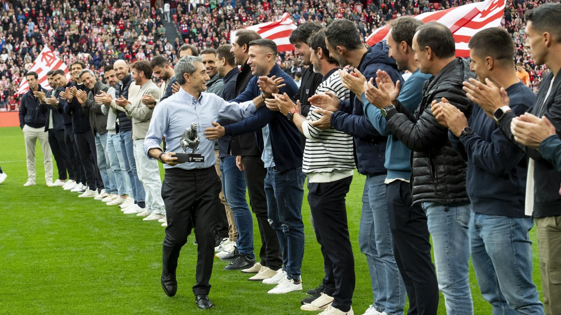 Ernesto Valverde se despide de sus exjugadores en San Mamés