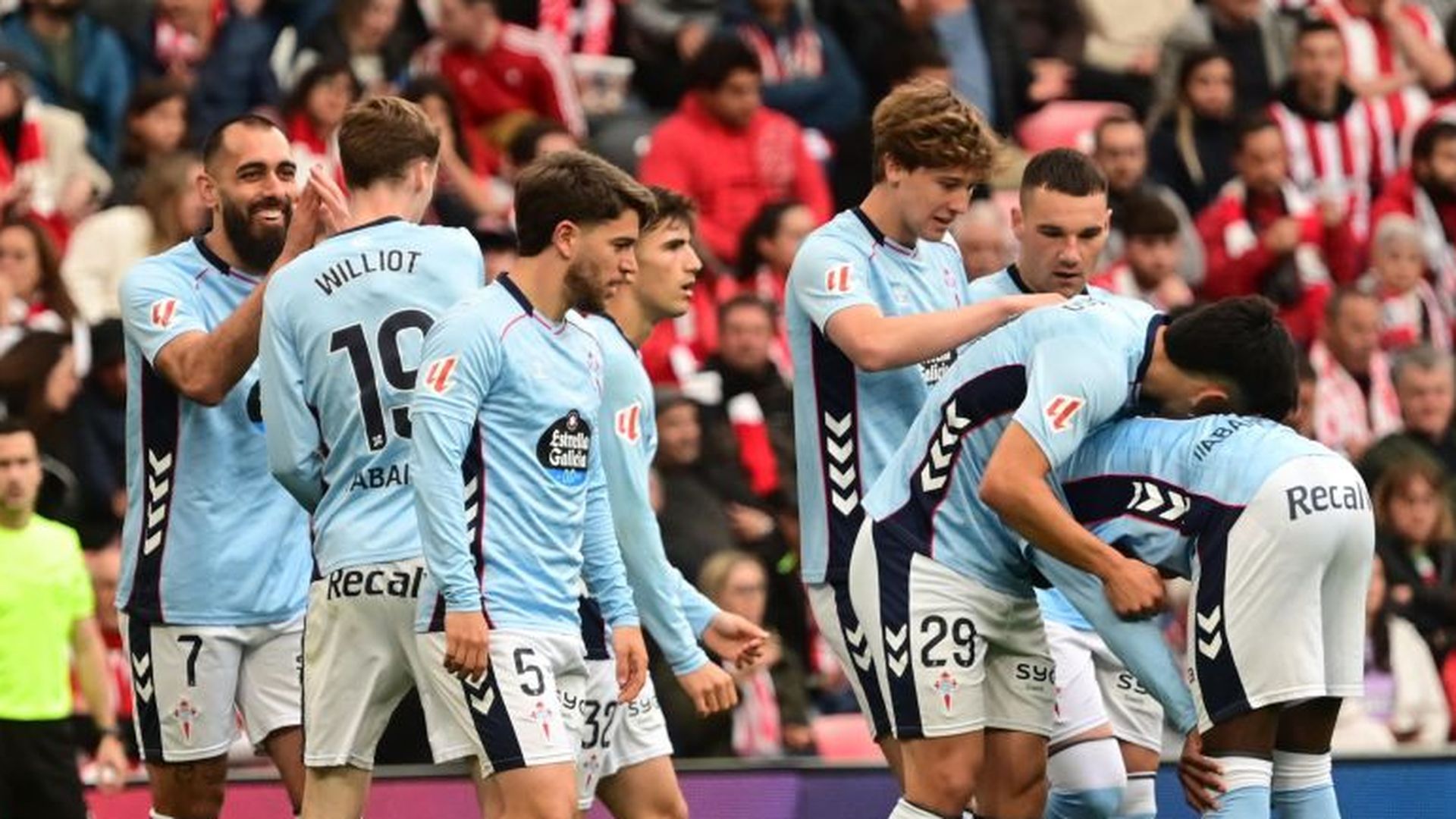 Fer López celebra en San Mamés el gol de Swedberg Fer López celebra en San Mamés el gol de Swedberg