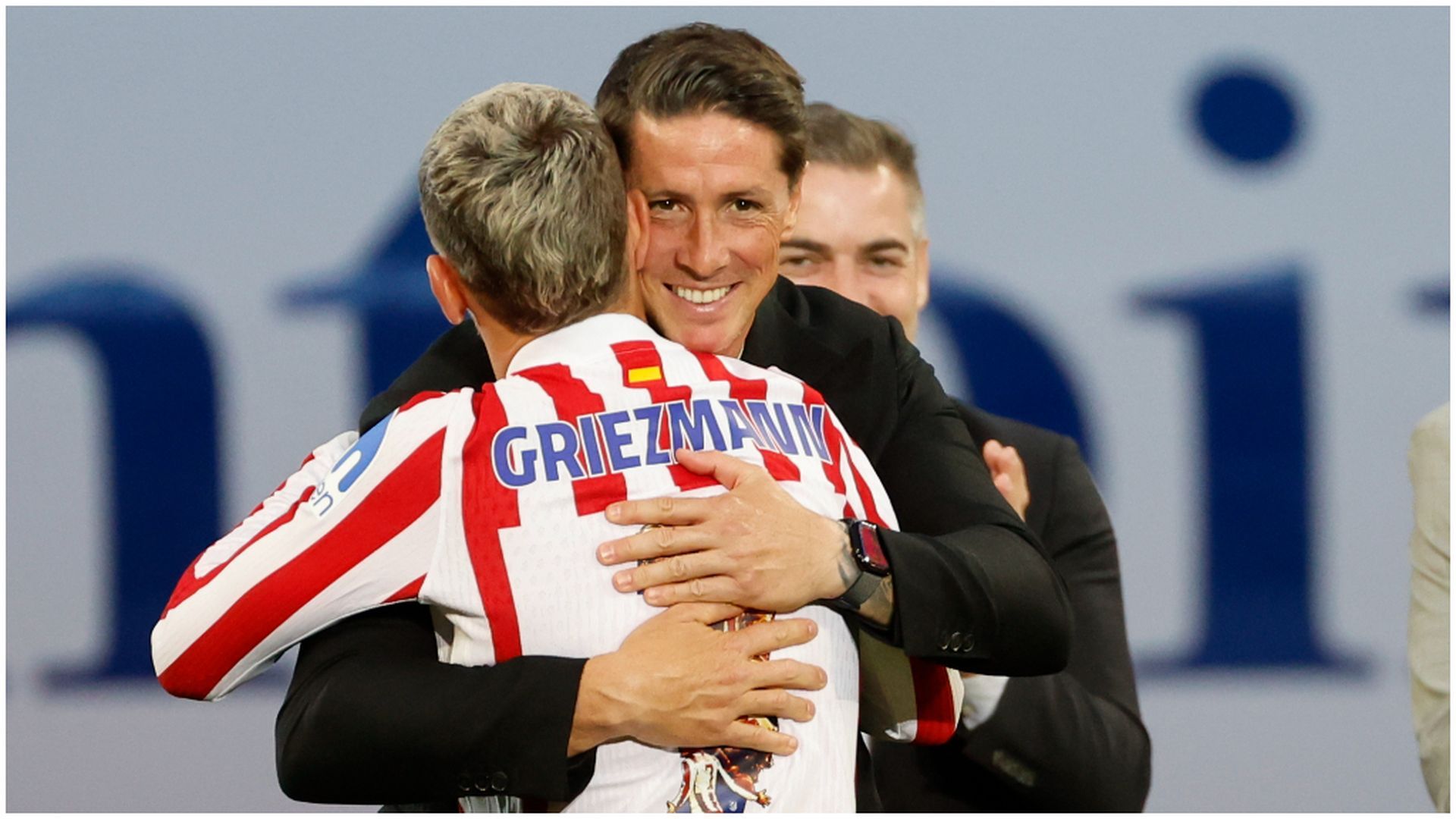 Griezmann, abrazando a Fernando Torres Griezmann, abrazando a Fernando Torres