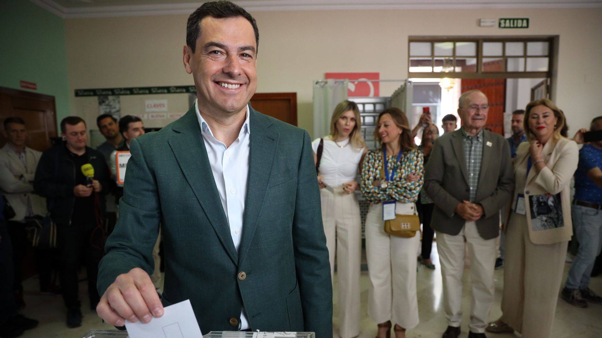 Juanma Moreno votando en un colegio electoral