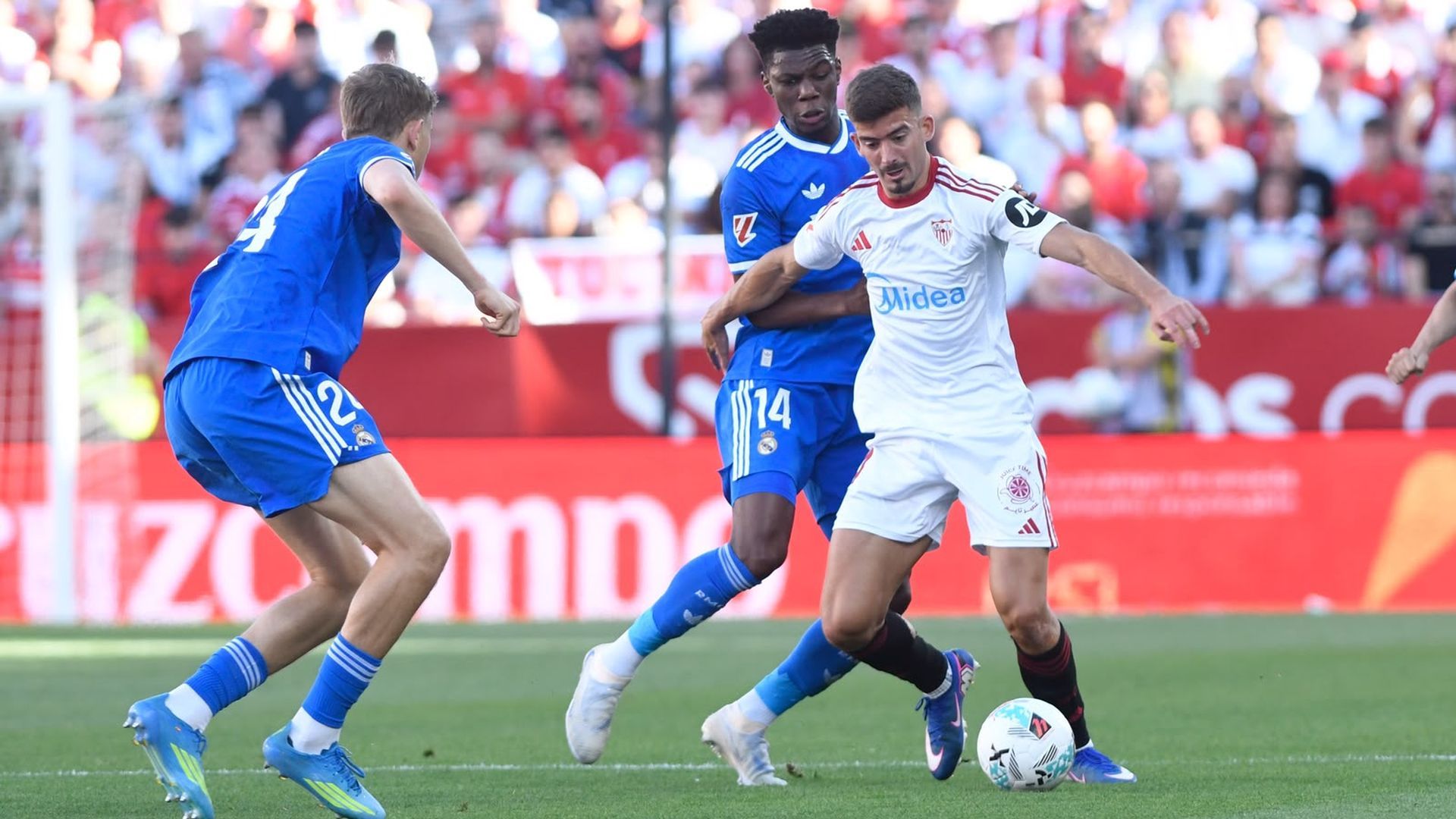 Kike Salas y Tchouameni, en el Sevilla-Real Madrid