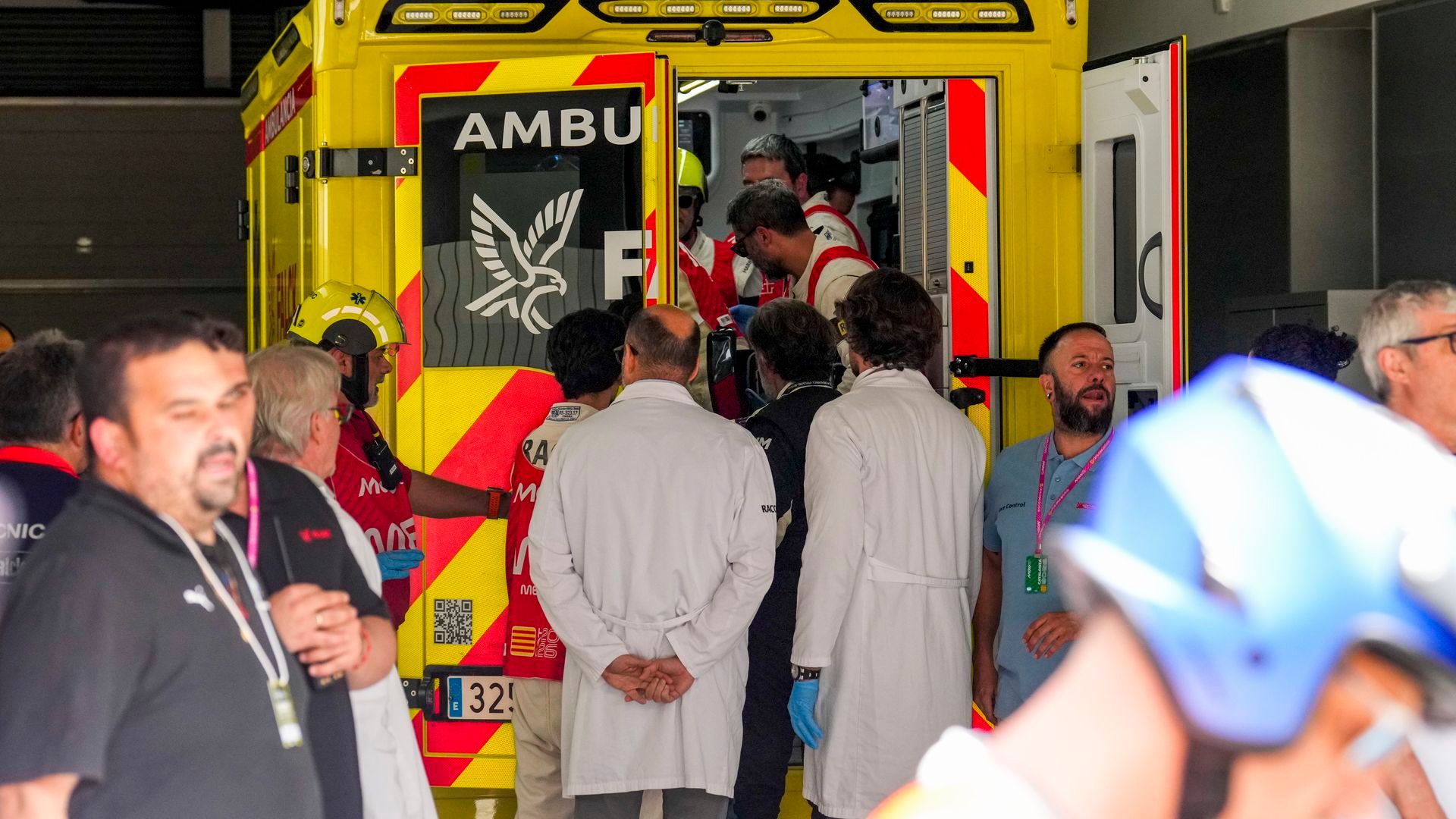La ambulancia que traslada al piloto español de Moto GP Álex Márquez