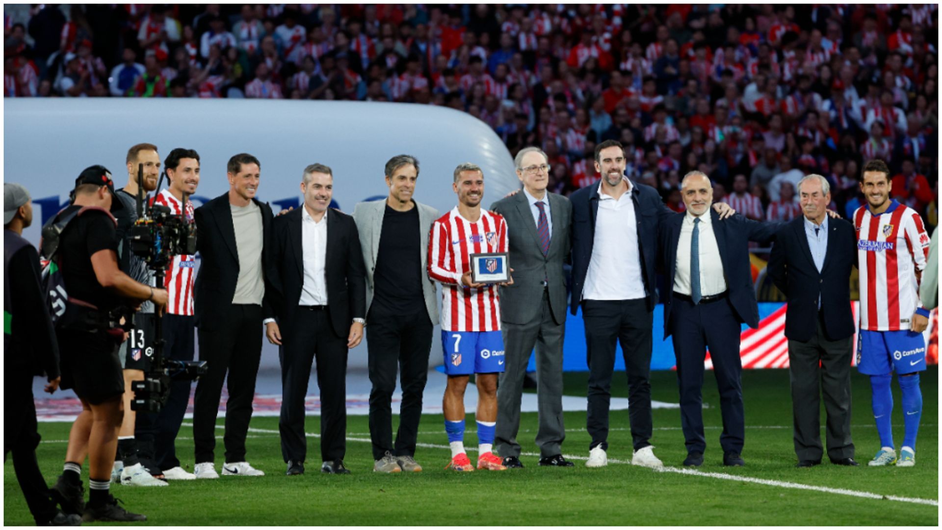 Las leyendas junto a Antoine Griezmann, en su despedida