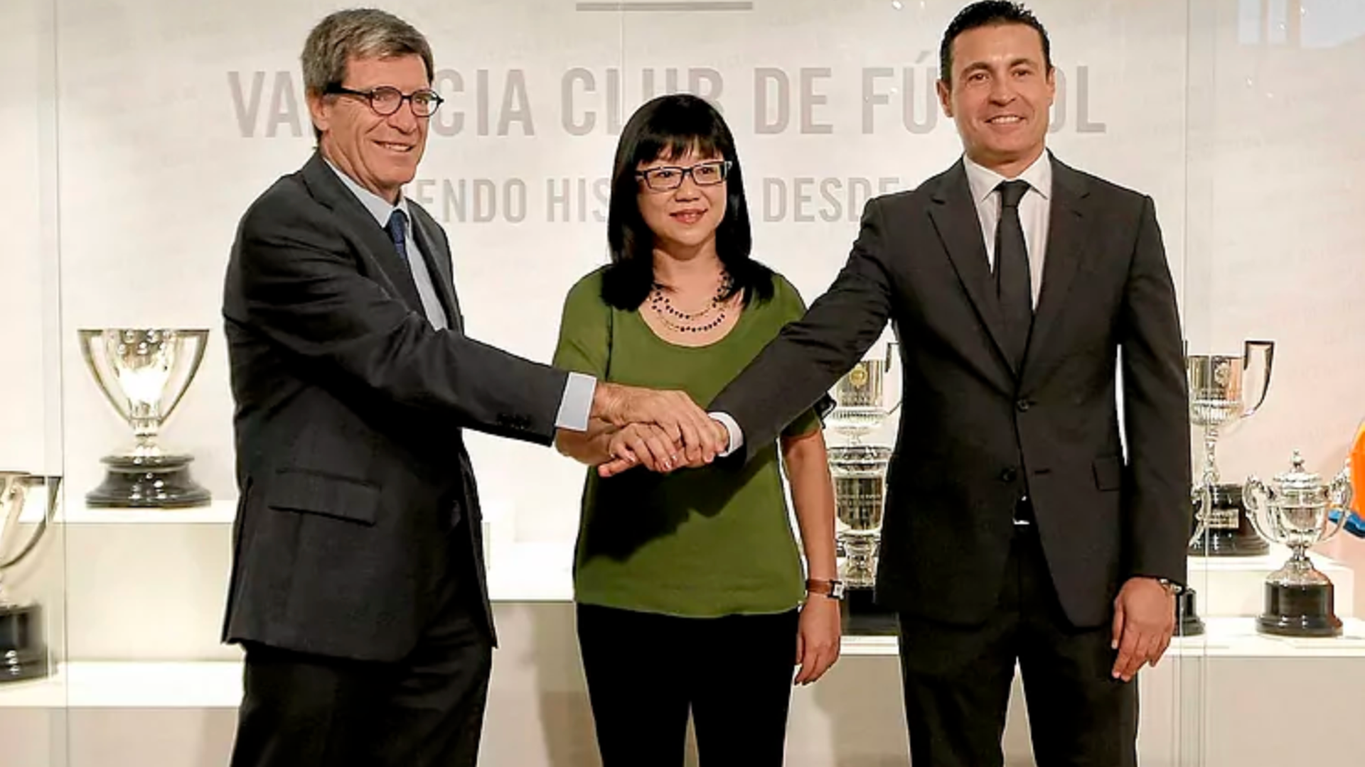 Layhoon posa junto a Aurelio Martínez y Salvo, vendedores