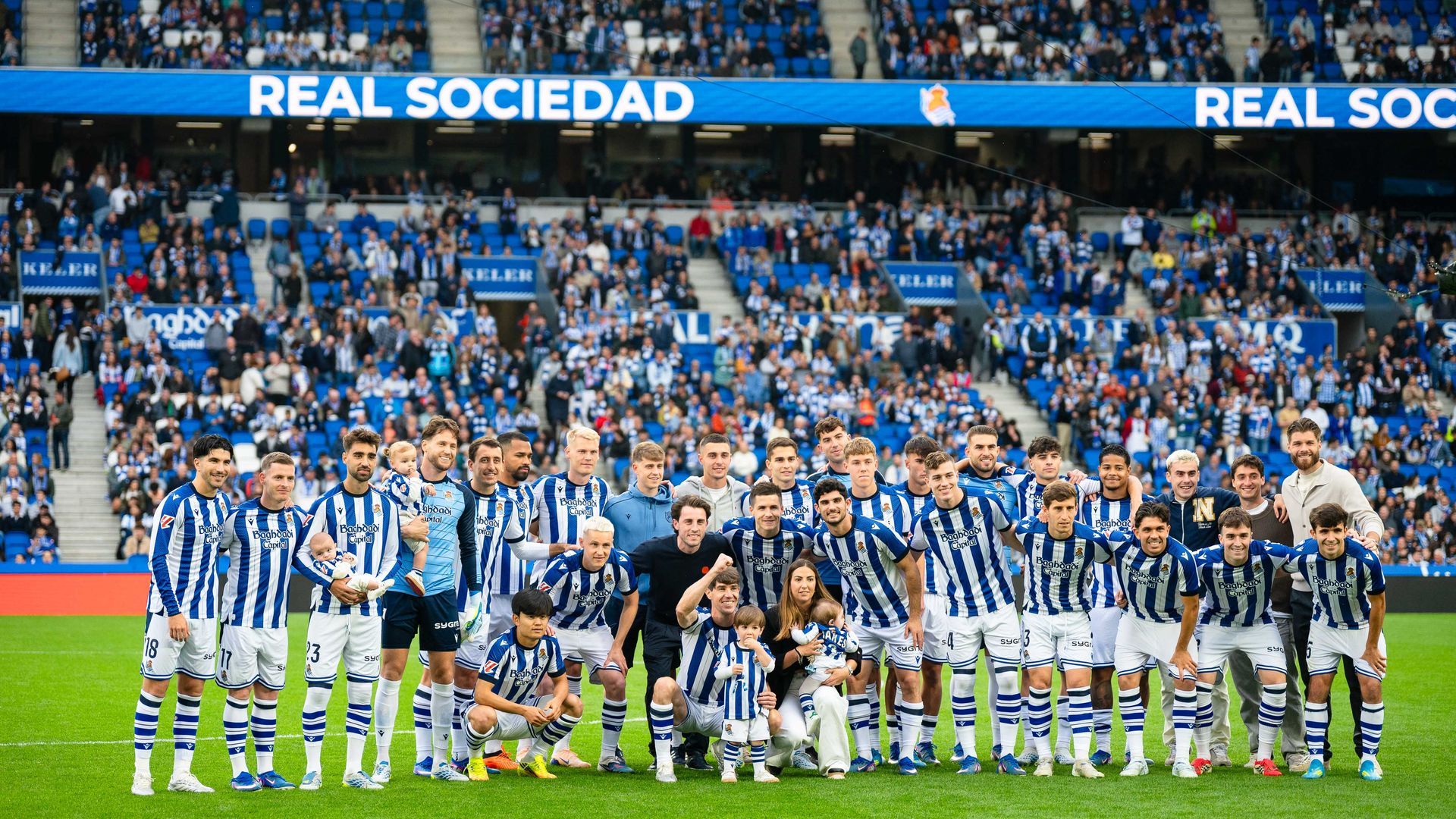 Los jugadores de la Real Sociedad posan con Aritz Elustondo