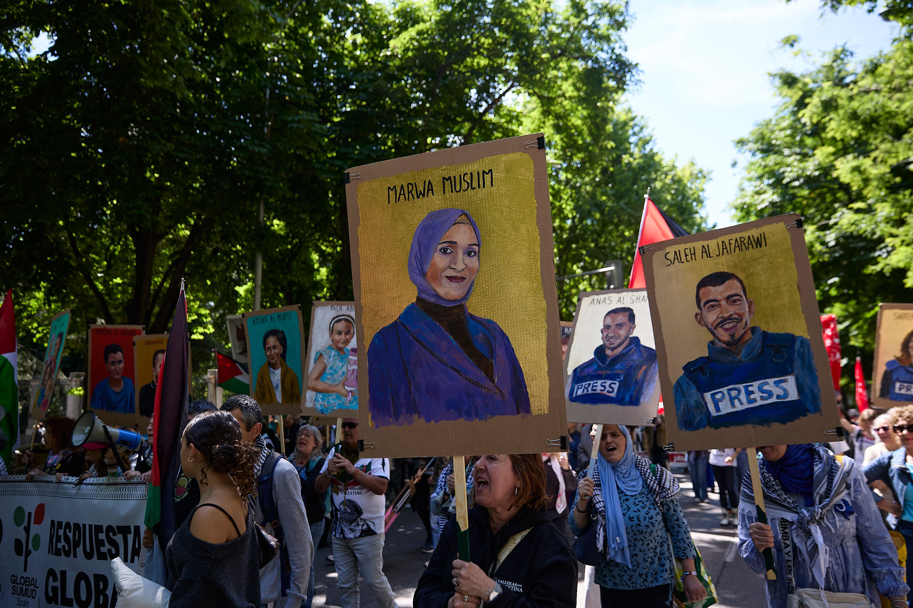 Manifestantes muestran pancartas con nombres y rostros en la protesta