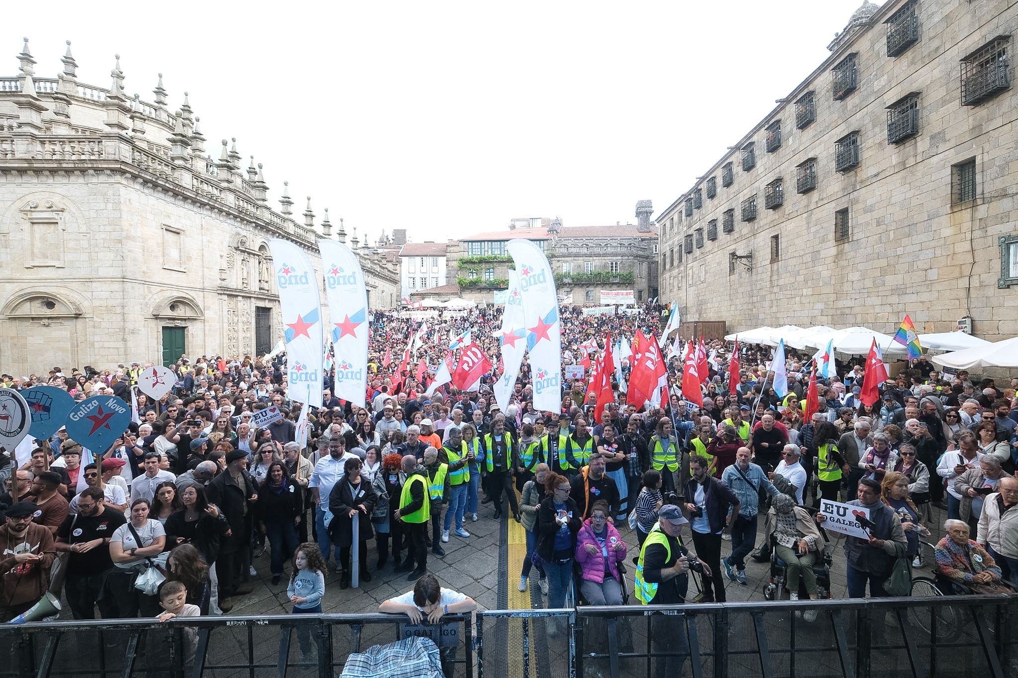 Miles de participantes abarrotaron la Praza da Quintana