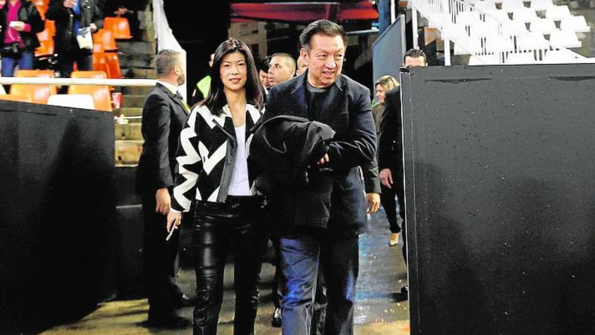 Peter Lim llega a Mestalla con su esposa