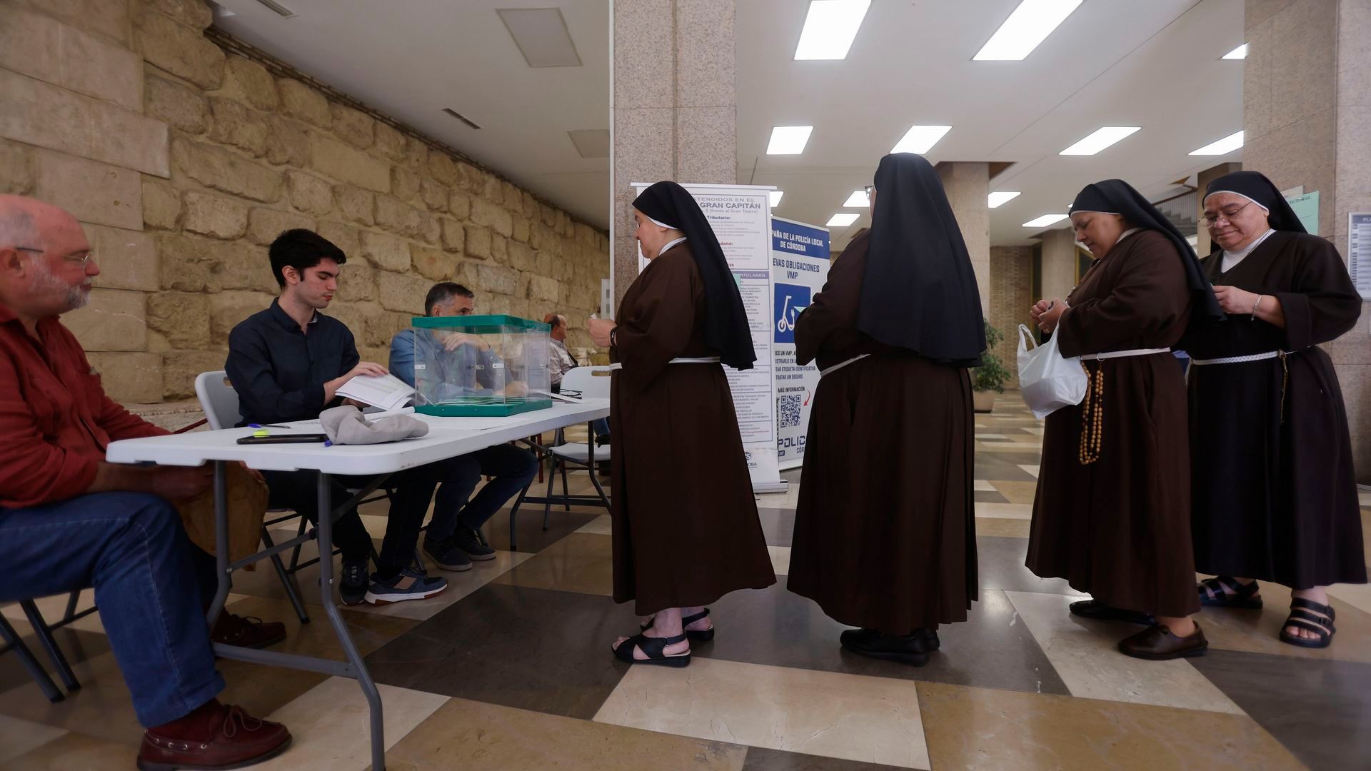 Religiosas ejerciendo su derecho a voto