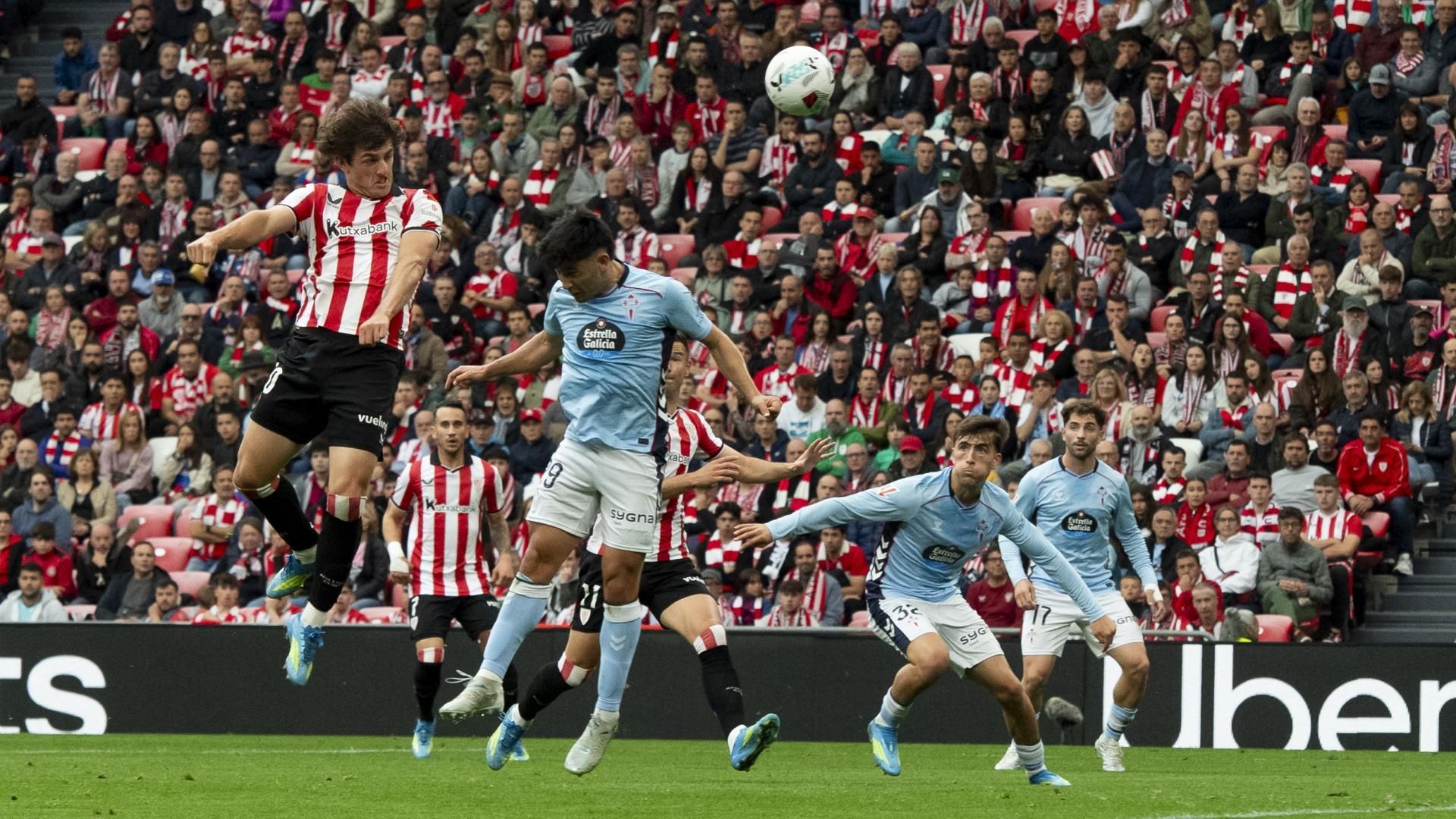 Remate de Unai Gómez ante el Celta en San Mamés
