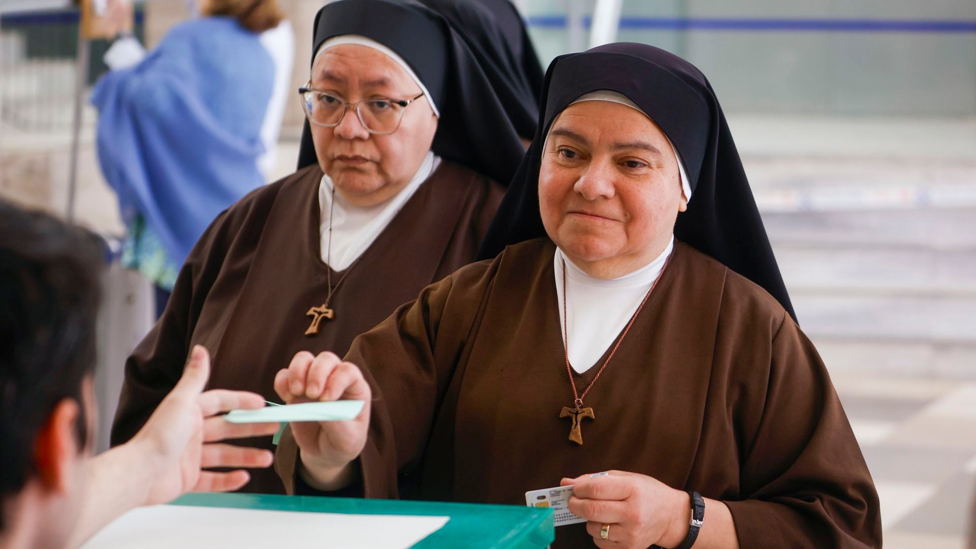 Un grupo de religiosas ejerciendo su derecho a voto en las elecciones de Andalucía 2026