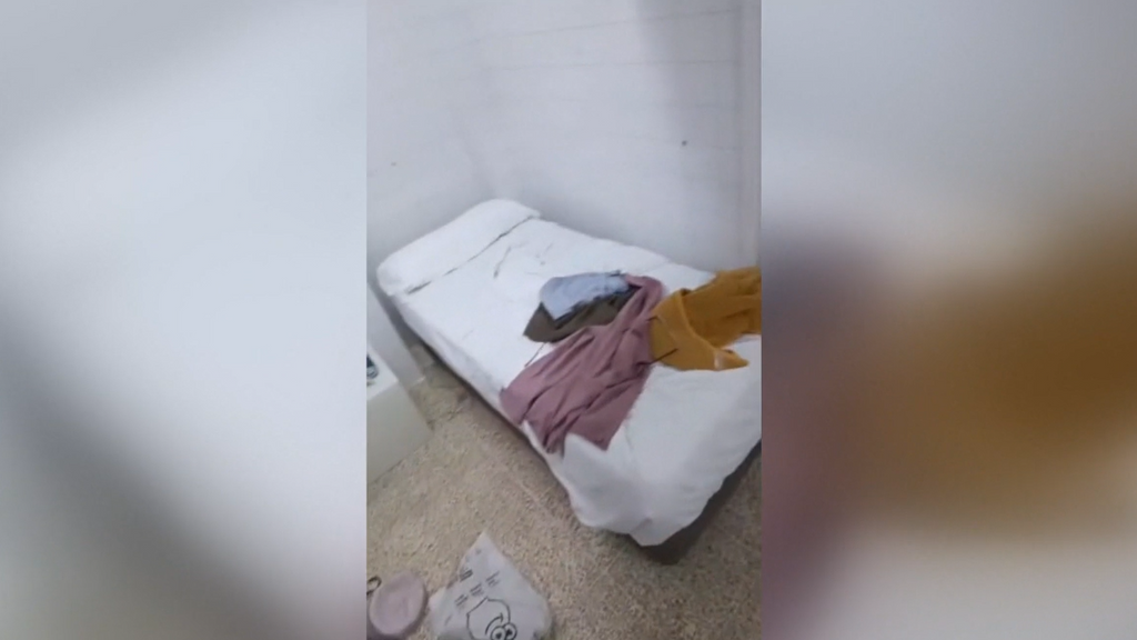 Acepta un trabajo con casa en un hotel de Mallorca y acaba en un cuarto de baño convertido en habitación