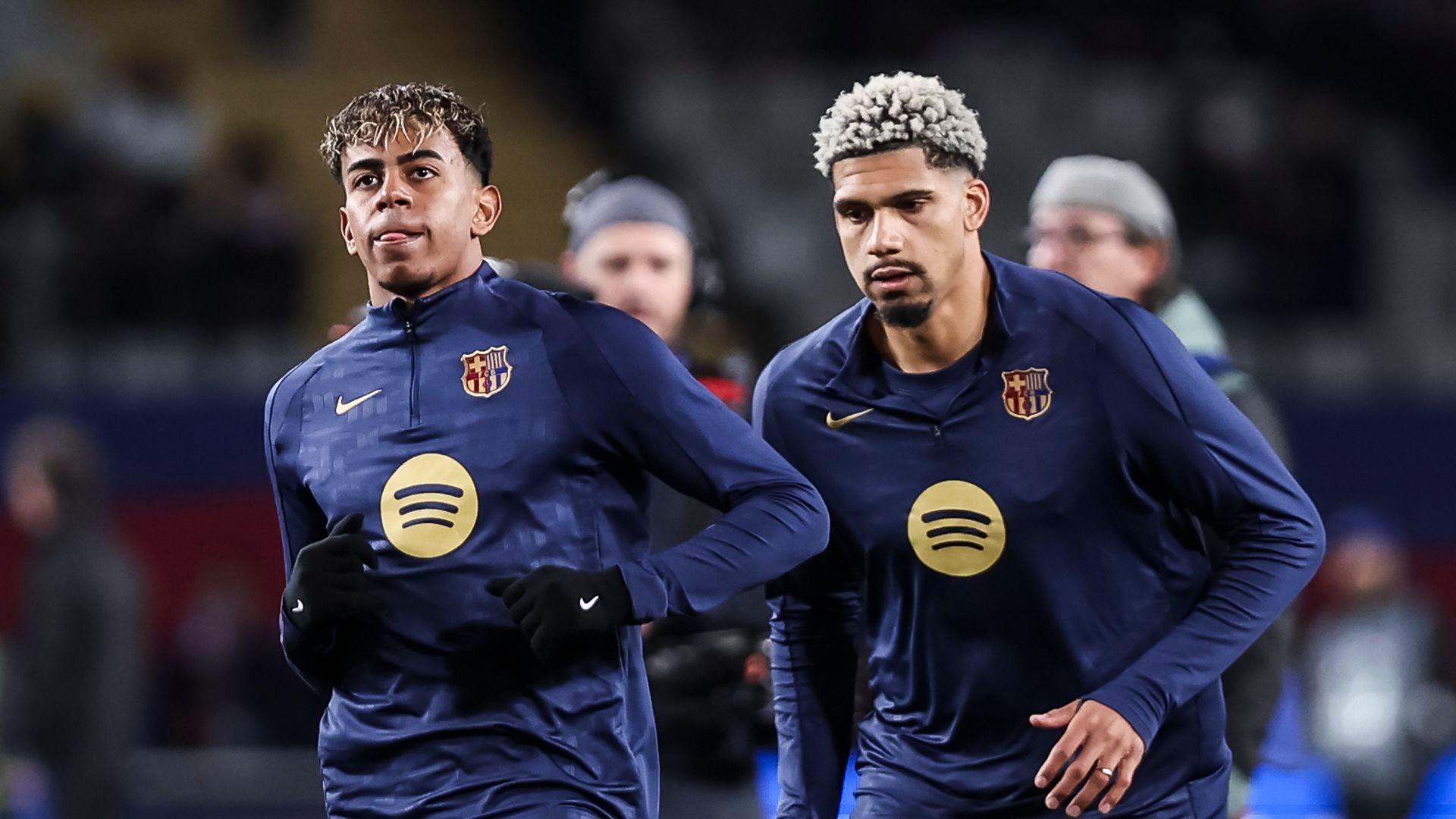 Araujo junto a Lamine Yamal