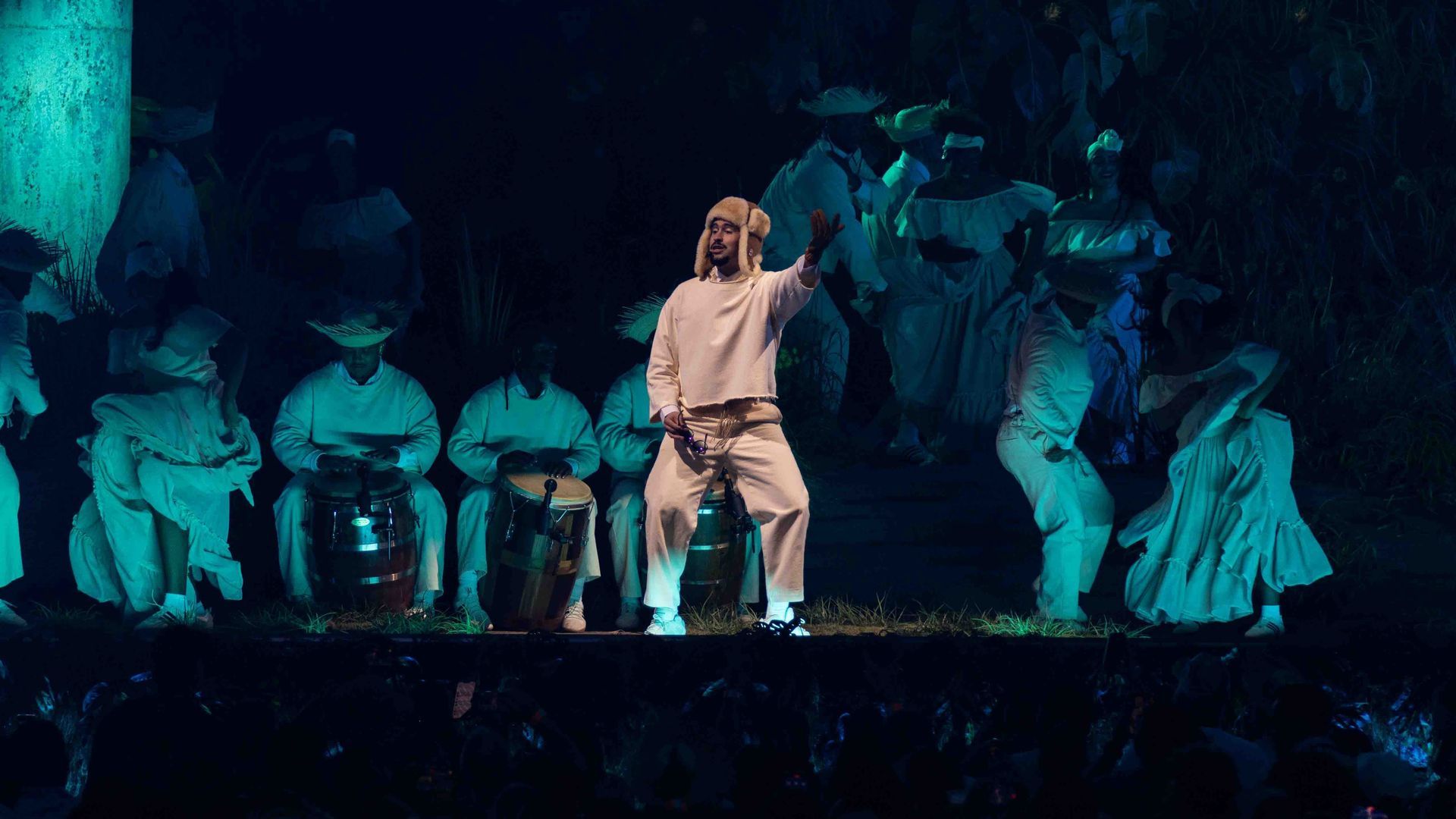 Bad Bunny actuando en uno de los conciertos de su gira