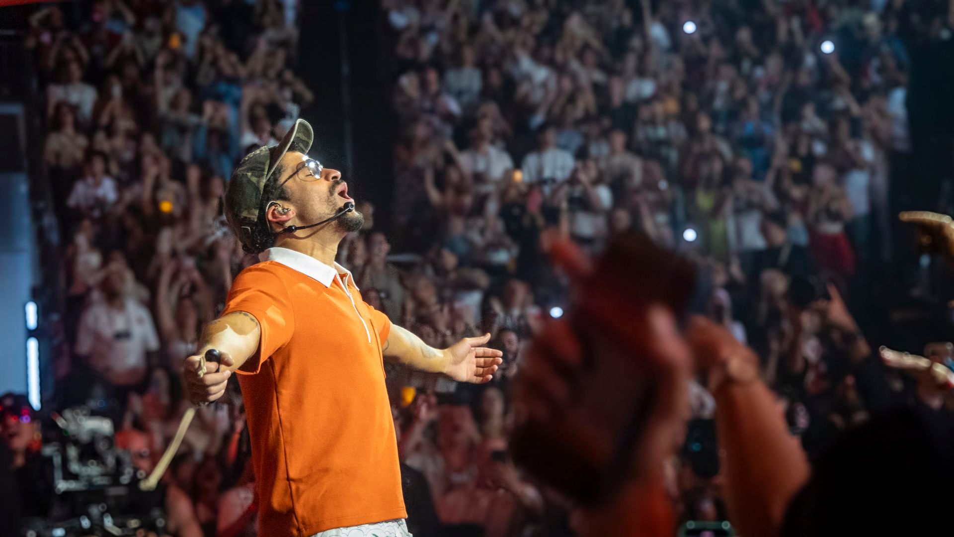 Bad Bunny actuando en uno de los conciertos de su gira